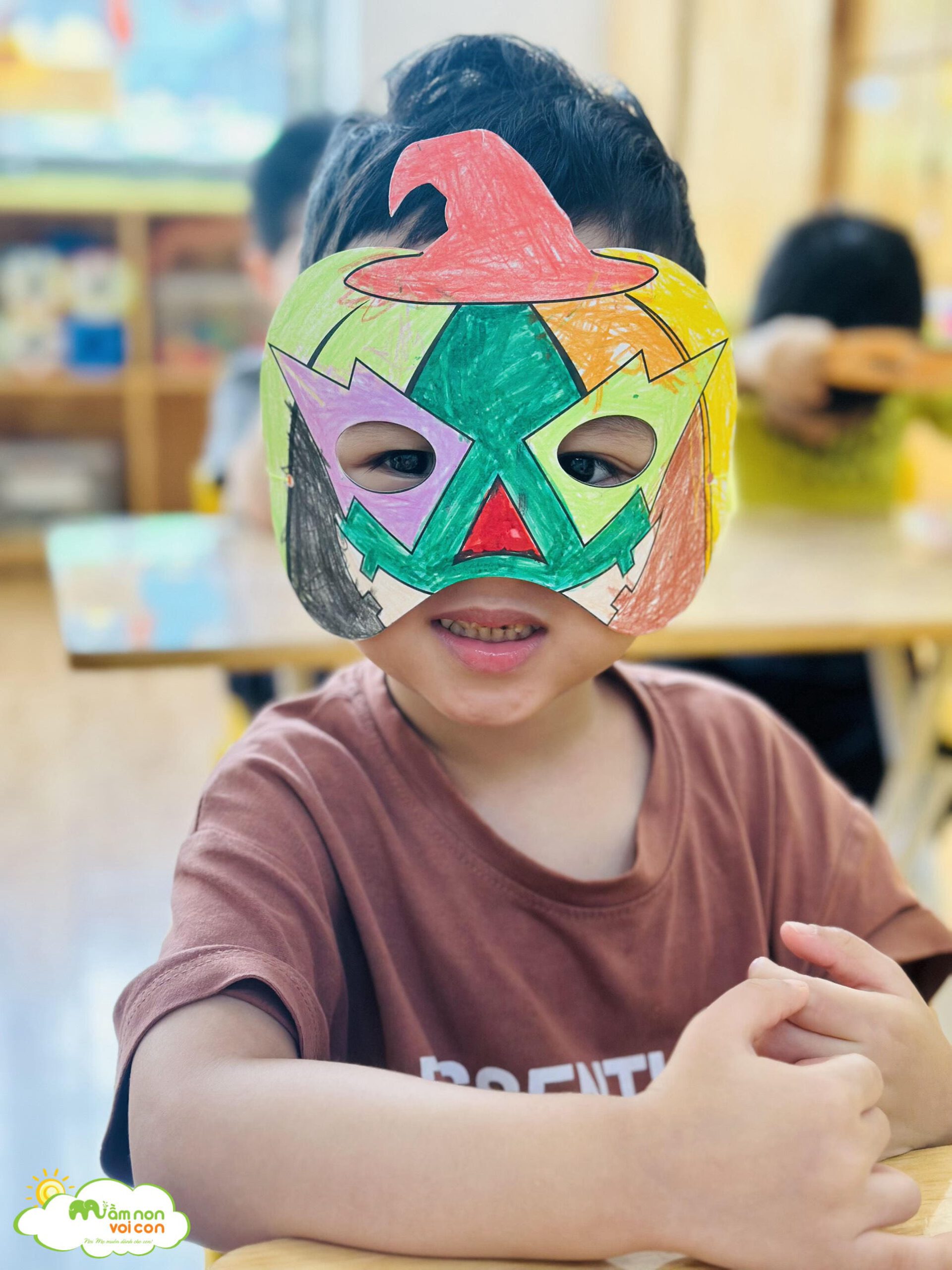 HOẠT ĐỘNG SÁNG TẠO: TRANG TRÍ MẶT NẠ HALLOWEEN ️ - TRƯỜNG MẦM NON VOI CON