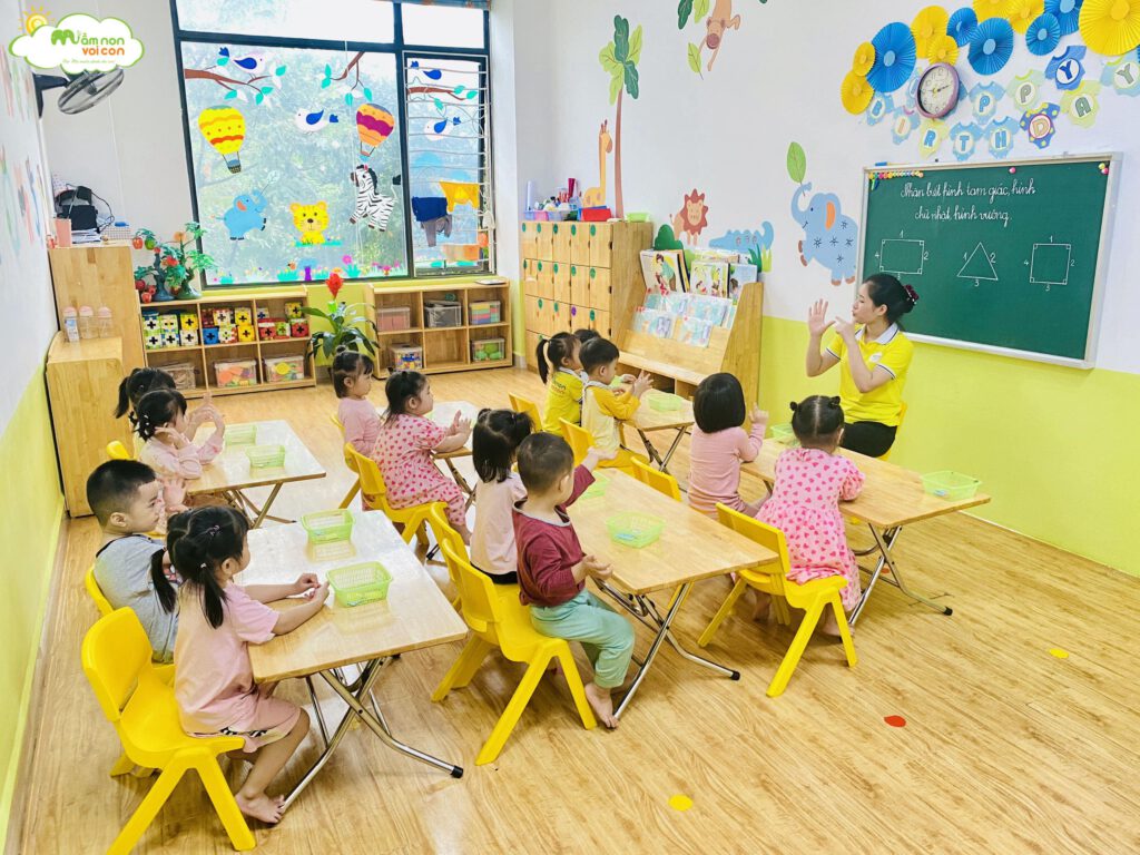 GIỜ HỌC TOÁN: NHẬN BIẾT HÌNH TAM GIÁC, HÌNH CHỮ NHẬT - TRƯỜNG MẦM NON VOI CON