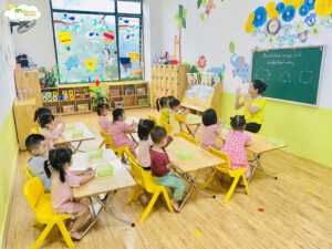 GIỜ HỌC TOÁN: NHẬN BIẾT HÌNH TAM GIÁC, HÌNH CHỮ NHẬT - TRƯỜNG MẦM NON VOI CON