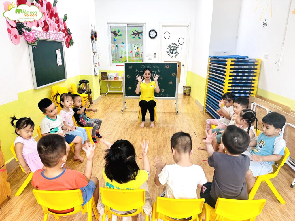 HOẠT ĐỘNG VĂN HỌC: ĐỌC THƠ “BÉ CHỜ MONG” - TRƯỜNG MẦM NON VOI CON