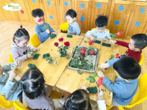 CÁC EM BÉ E3 KHÉO TAY CẮM HOA TẶNG CÁC CÔ NGÀY 20/11 - TRƯỜNG MẦM NON VOI CON