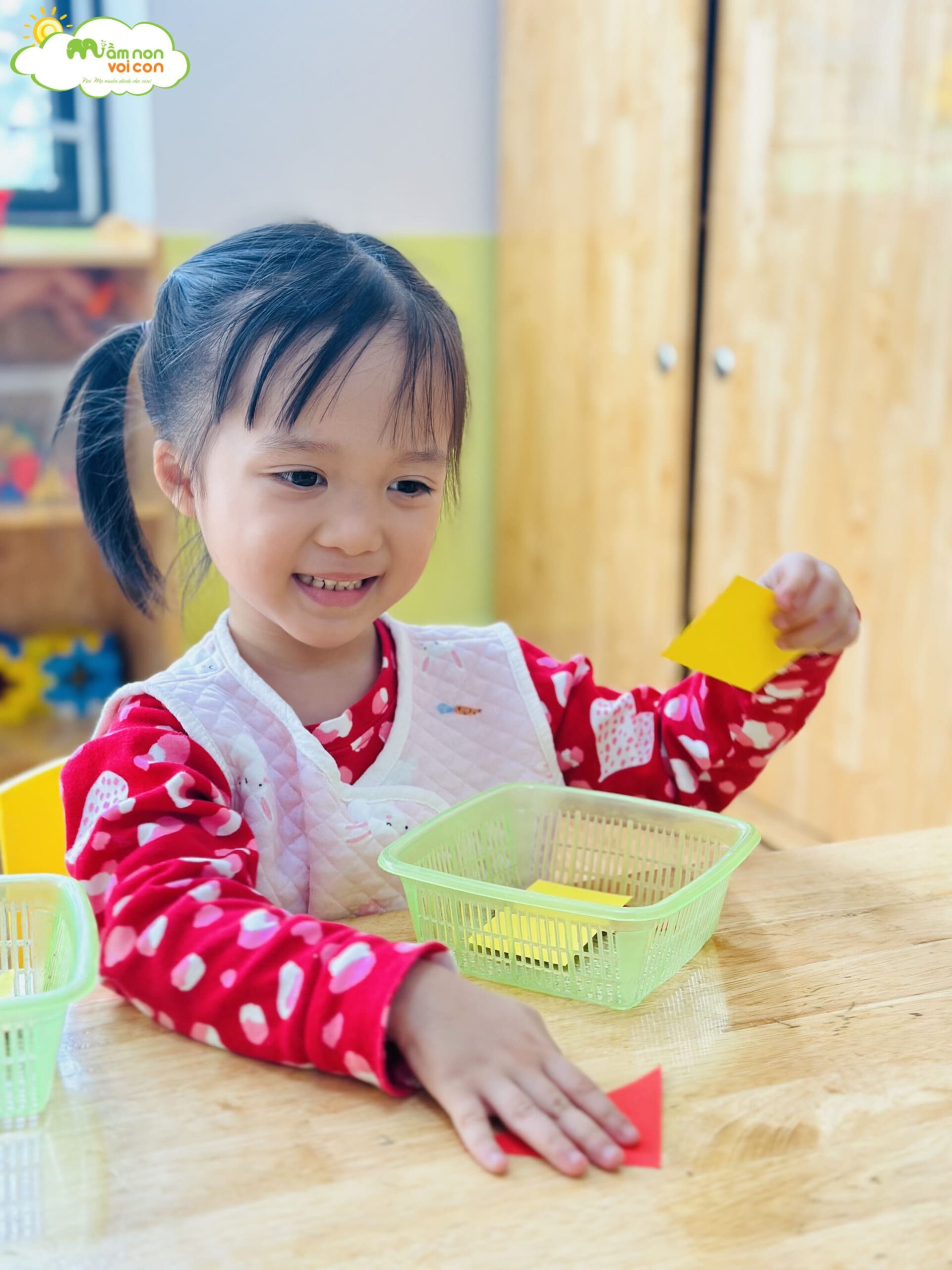 HOẠT ĐỘNG NHẬN BIẾT, PHÂN BIỆT HÌNH TAM GIÁC, HÌNH CHỮ NHẬT - TRƯỜNG MẦM NON VOI CON