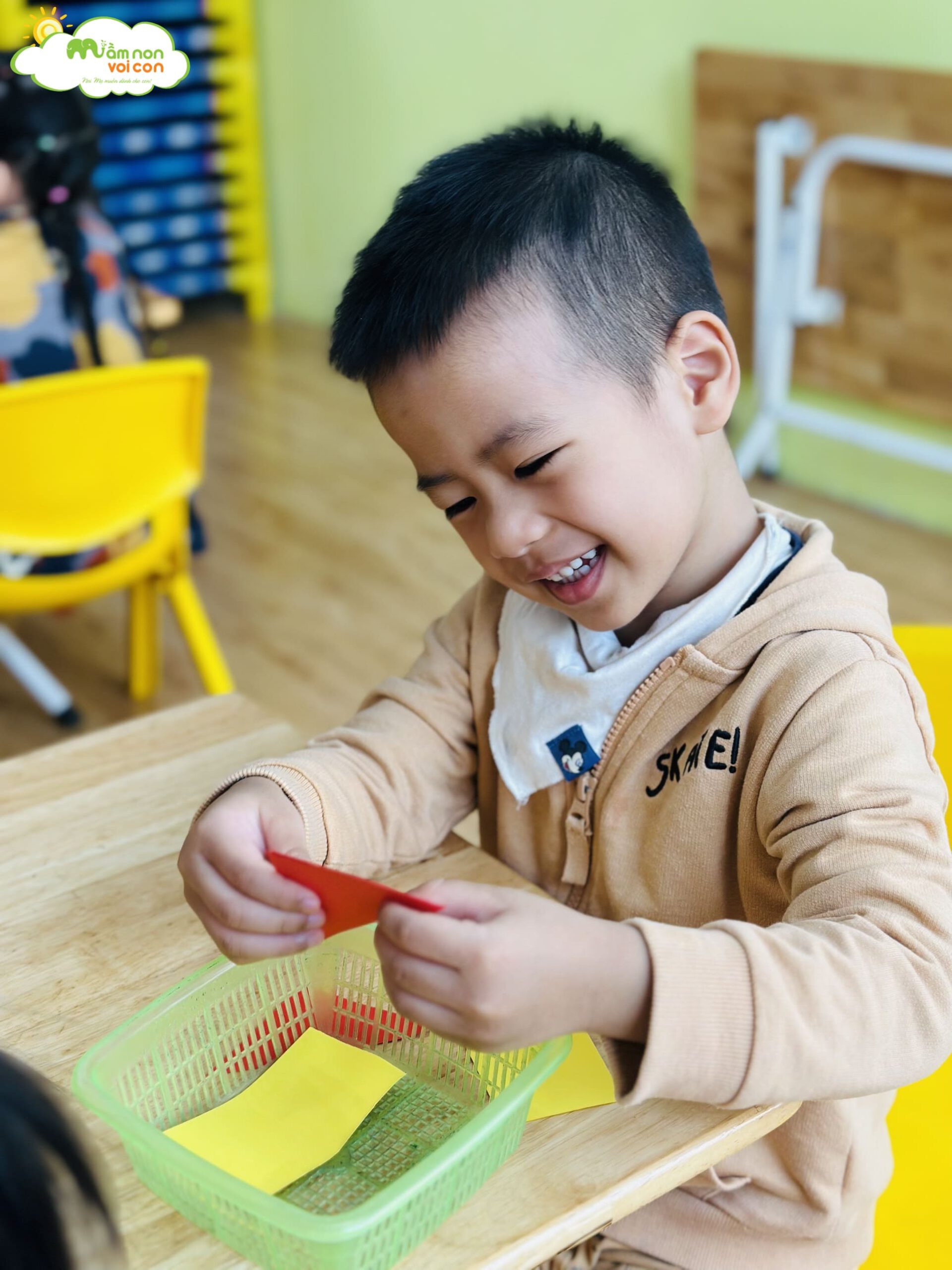 HOẠT ĐỘNG NHẬN BIẾT, PHÂN BIỆT HÌNH TAM GIÁC, HÌNH CHỮ NHẬT - TRƯỜNG MẦM NON VOI CON