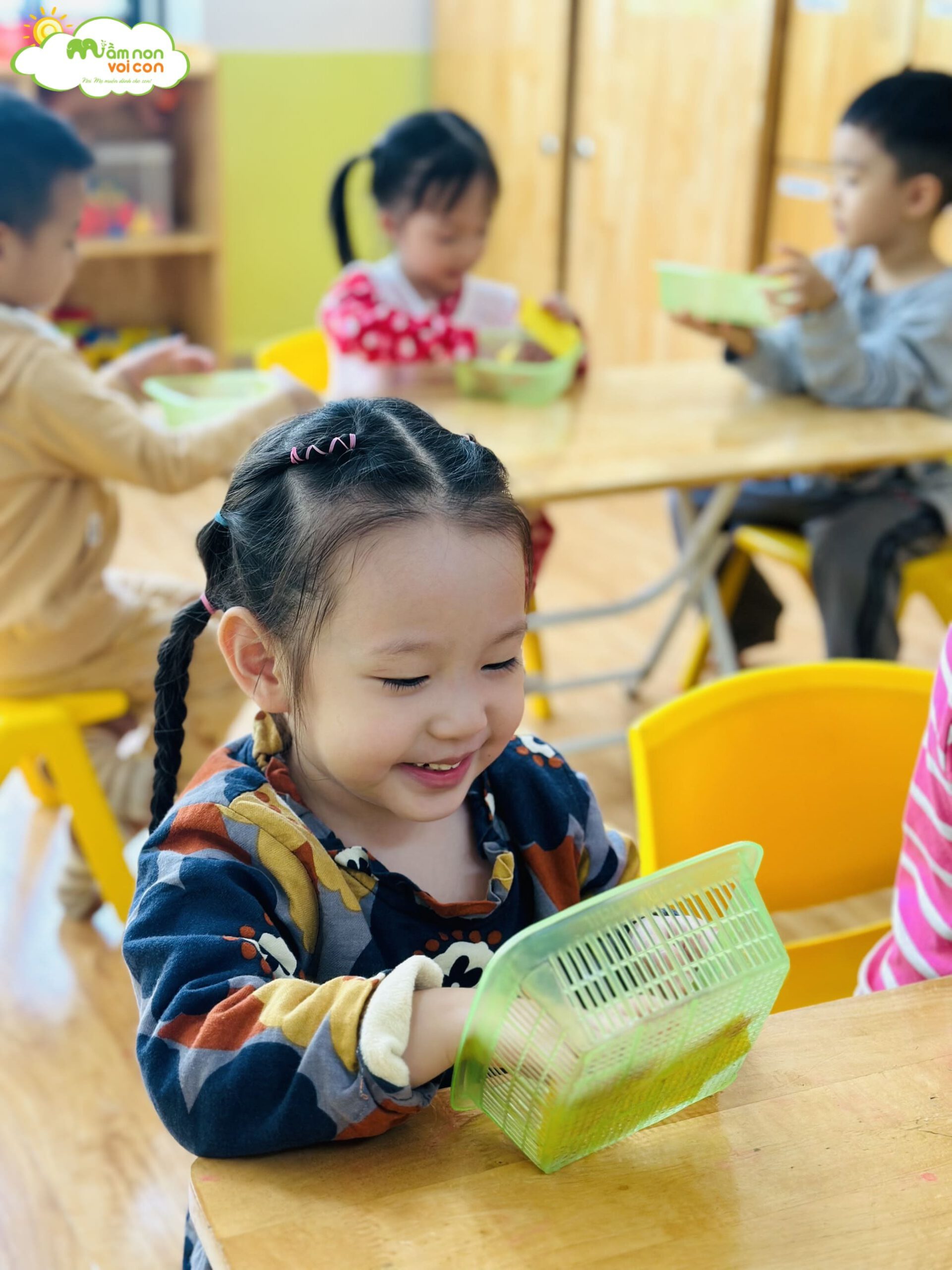 HOẠT ĐỘNG NHẬN BIẾT, PHÂN BIỆT HÌNH TAM GIÁC, HÌNH CHỮ NHẬT - TRƯỜNG MẦM NON VOI CON