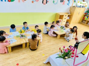 HOẠT ĐỘNG TÔ NÉT: TÔ MÀU QUẢ TÁO - TRƯỜNG MẦM NON VOI CON