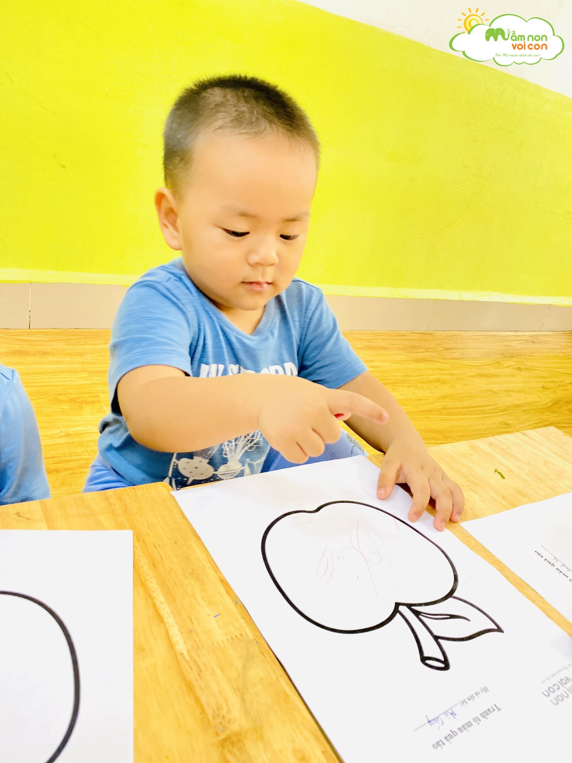 HOẠT ĐỘNG TÔ NÉT: TÔ MÀU QUẢ TÁO - TRƯỜNG MẦM NON VOI CON