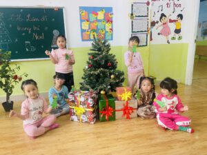HOẠT ĐỘNG TẠO HÌNH: LÀM ĐỒ TRANG TRÍ NOEL - TRƯỜNG MẦM NON VOI CON