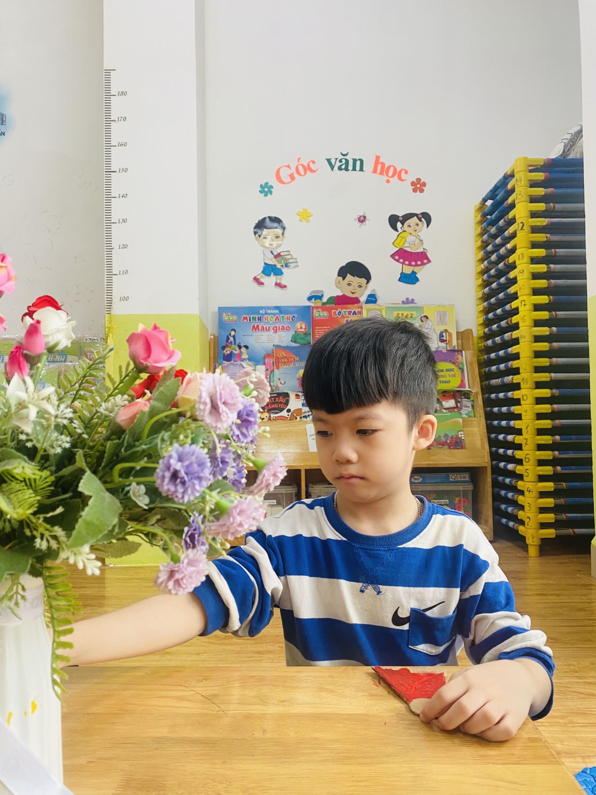 HOẠT ĐỘNG TẠO HÌNH: LÀM ĐỒ TRANG TRÍ NOEL - TRƯỜNG MẦM NON VOI CON