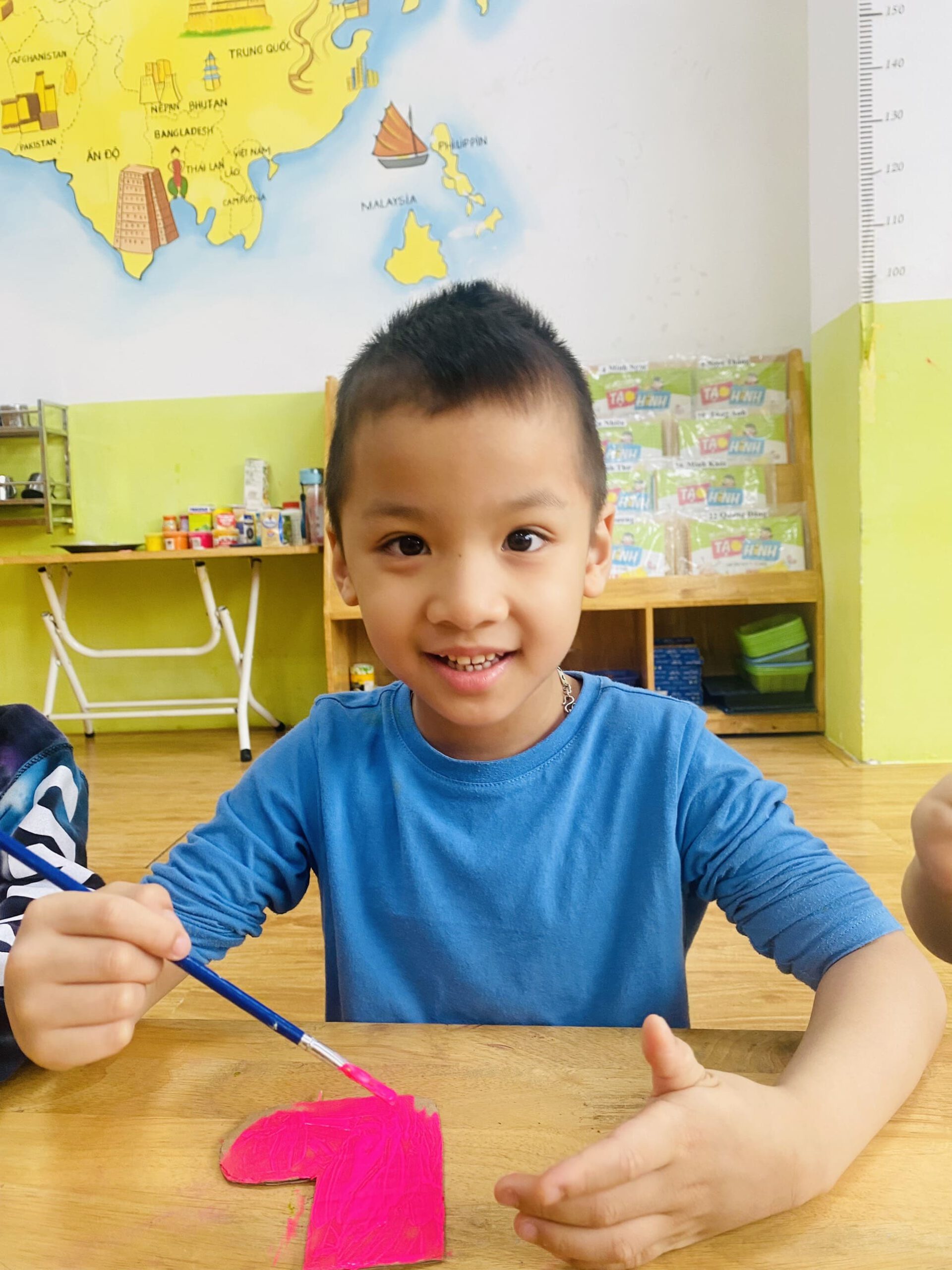 HOẠT ĐỘNG TẠO HÌNH: LÀM ĐỒ TRANG TRÍ NOEL - TRƯỜNG MẦM NON VOI CON