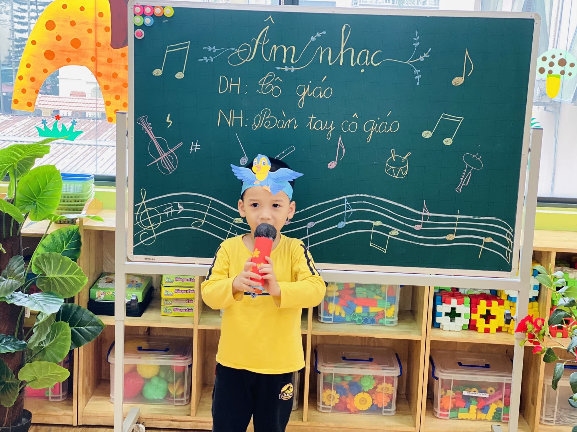 DẠY HÁT: CÔ GIÁO DẠY HÁT: CÔ GIÁO - TRƯỜNG MẦM NON VOI CON