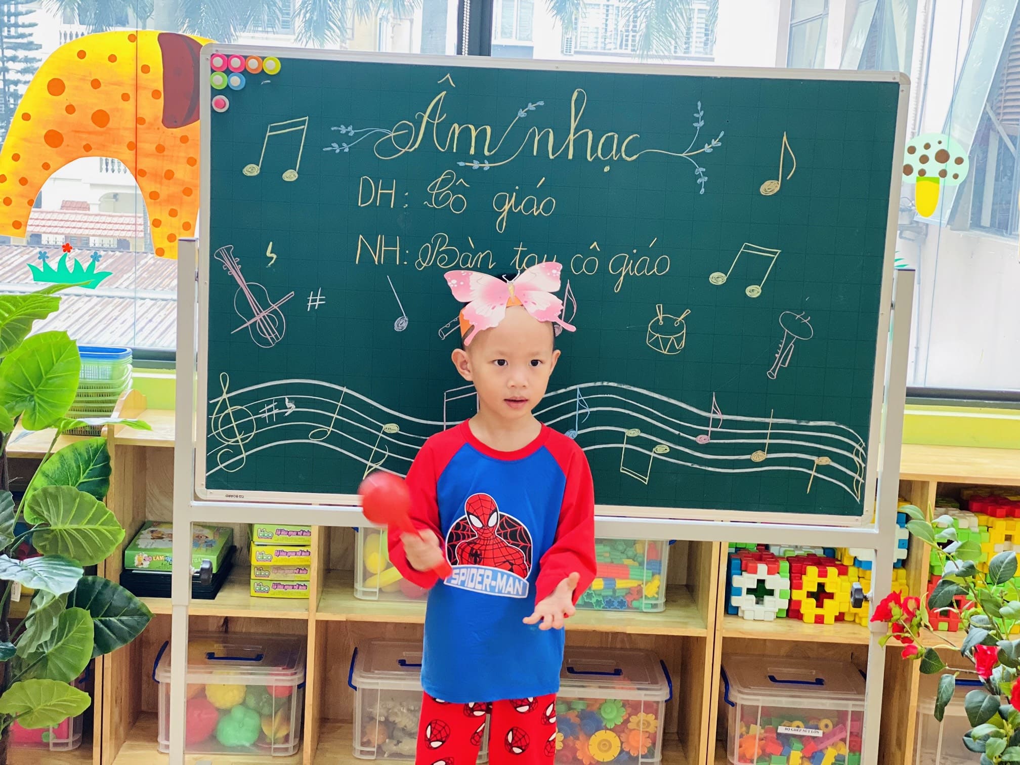 DẠY HÁT: CÔ GIÁO DẠY HÁT: CÔ GIÁO - TRƯỜNG MẦM NON VOI CON