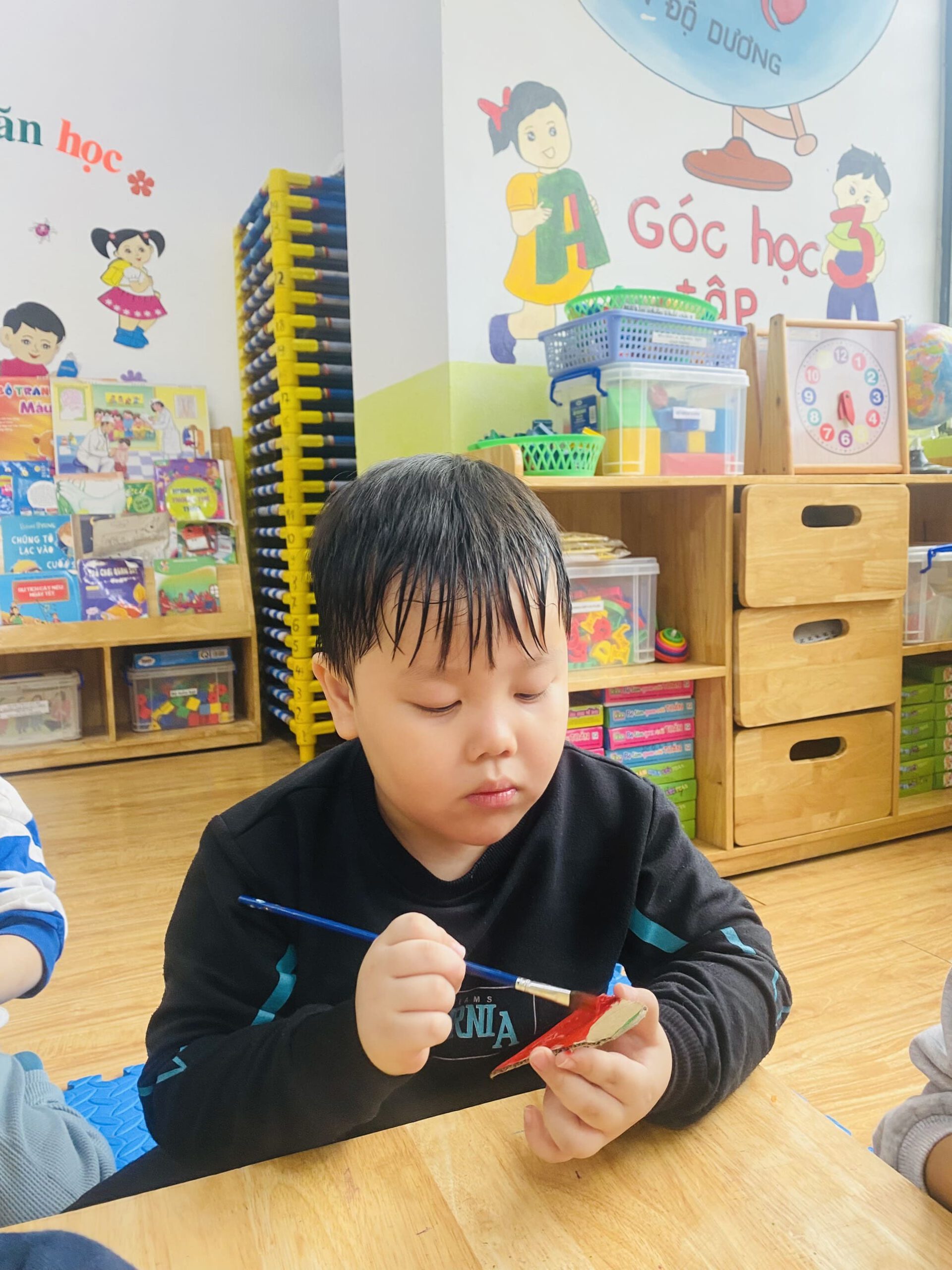 HOẠT ĐỘNG TẠO HÌNH: LÀM ĐỒ TRANG TRÍ NOEL - TRƯỜNG MẦM NON VOI CON