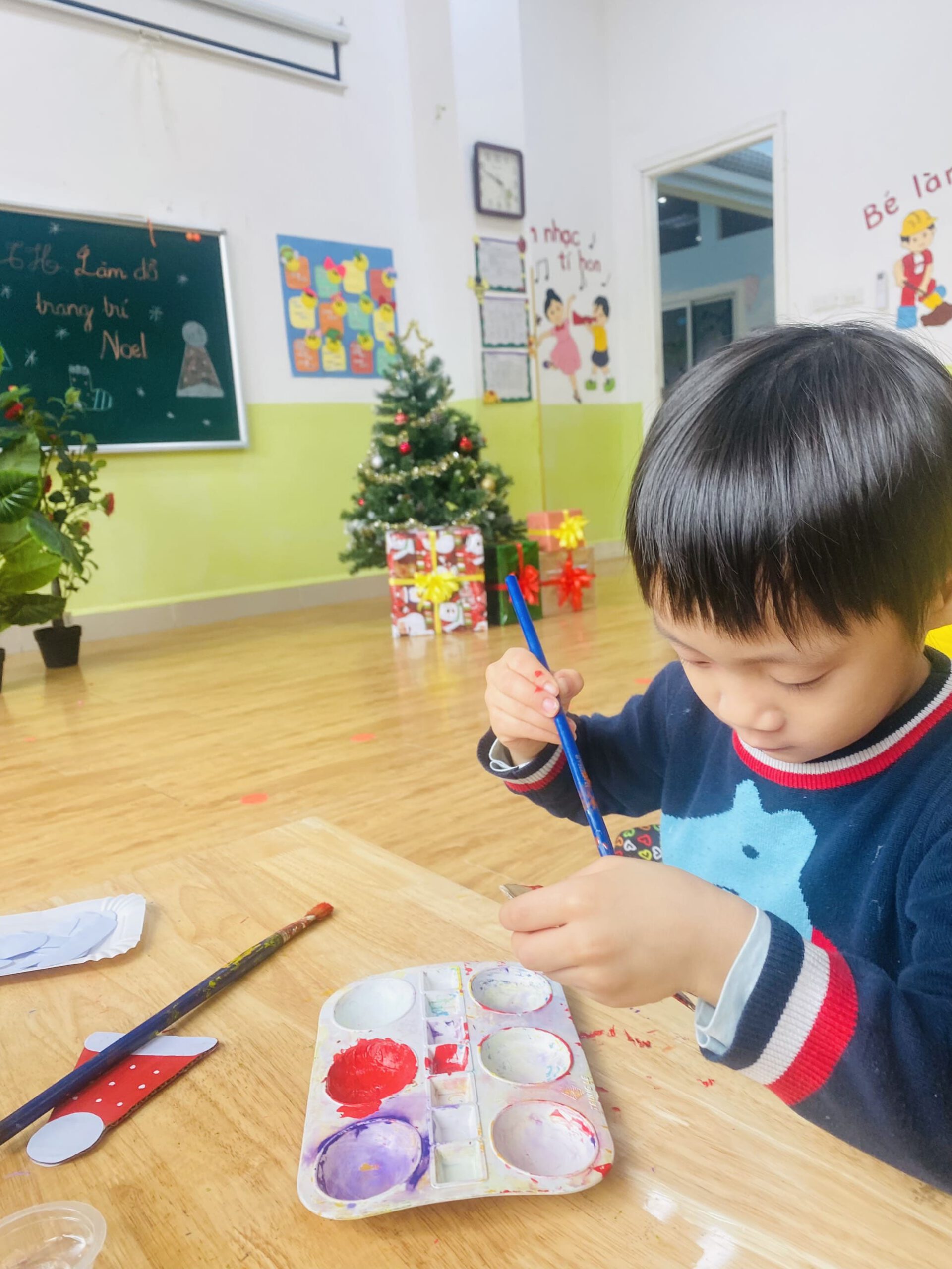 HOẠT ĐỘNG TẠO HÌNH: LÀM ĐỒ TRANG TRÍ NOEL - TRƯỜNG MẦM NON VOI CON