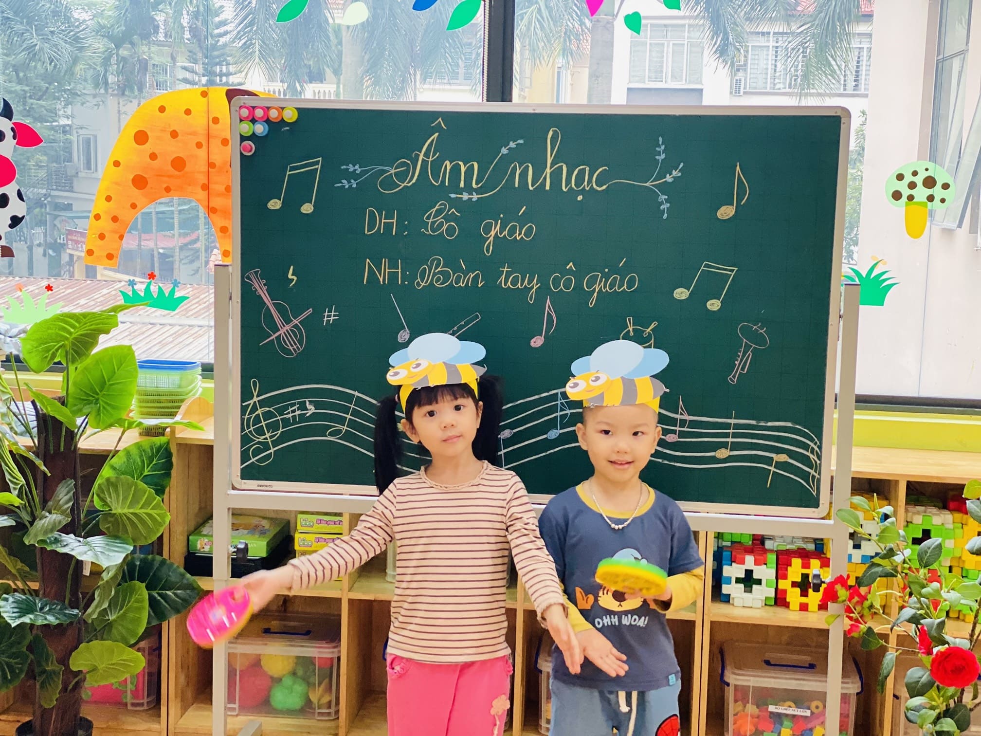 DẠY HÁT: CÔ GIÁO DẠY HÁT: CÔ GIÁO - TRƯỜNG MẦM NON VOI CON