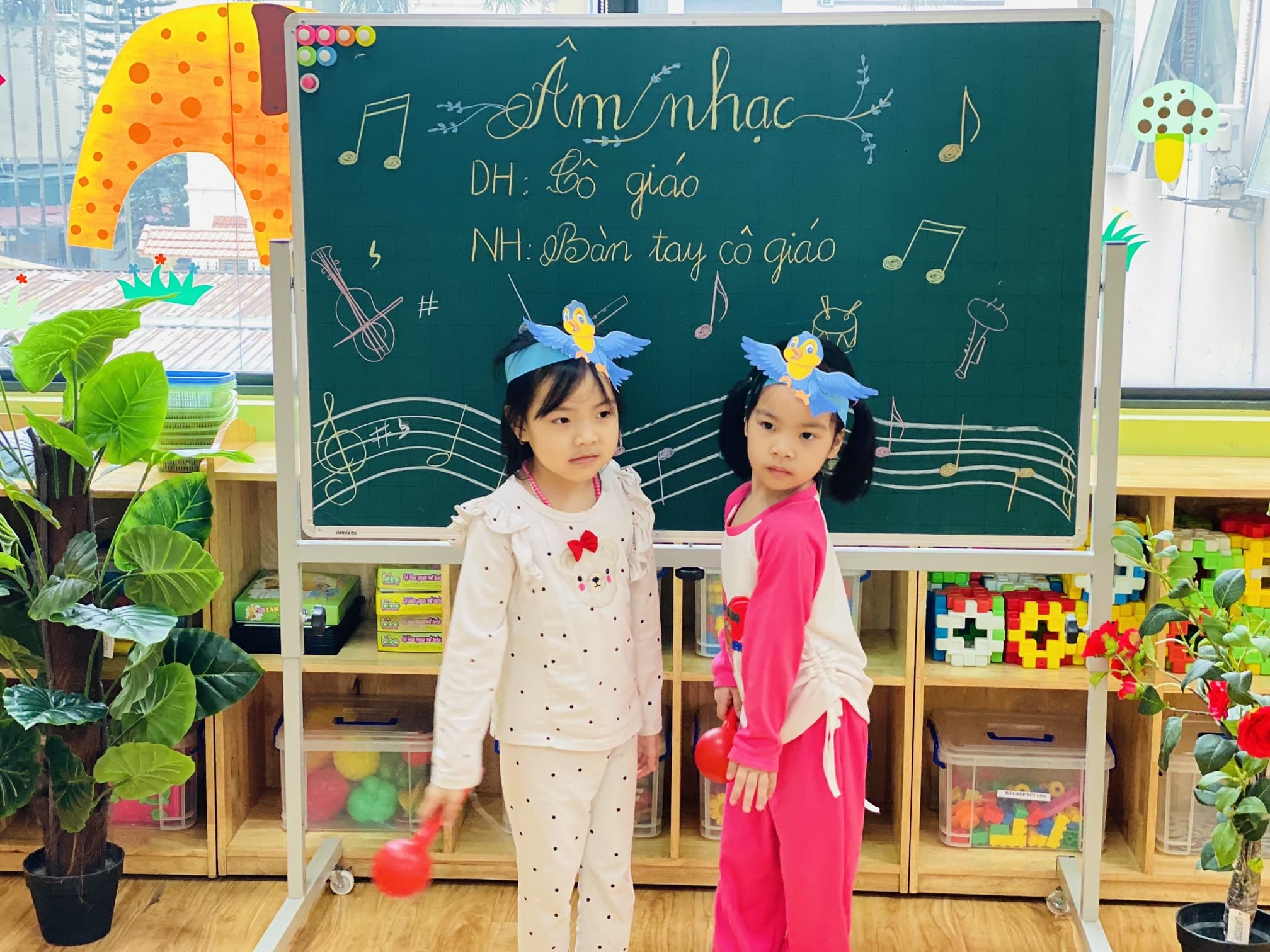 DẠY HÁT: CÔ GIÁO DẠY HÁT: CÔ GIÁO - TRƯỜNG MẦM NON VOI CON