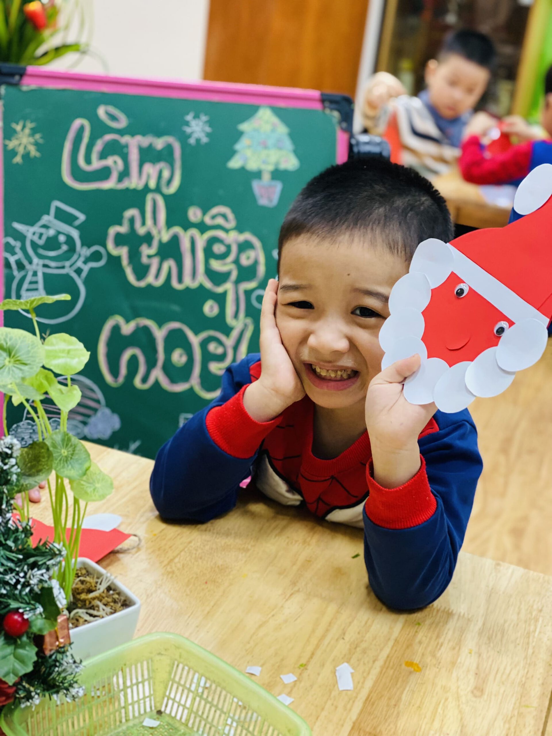 HOẠT ĐỘNG TẠO HÌNH: LÀM THIỆP NOEL - TRƯỜNG MẦM NON VOI CON