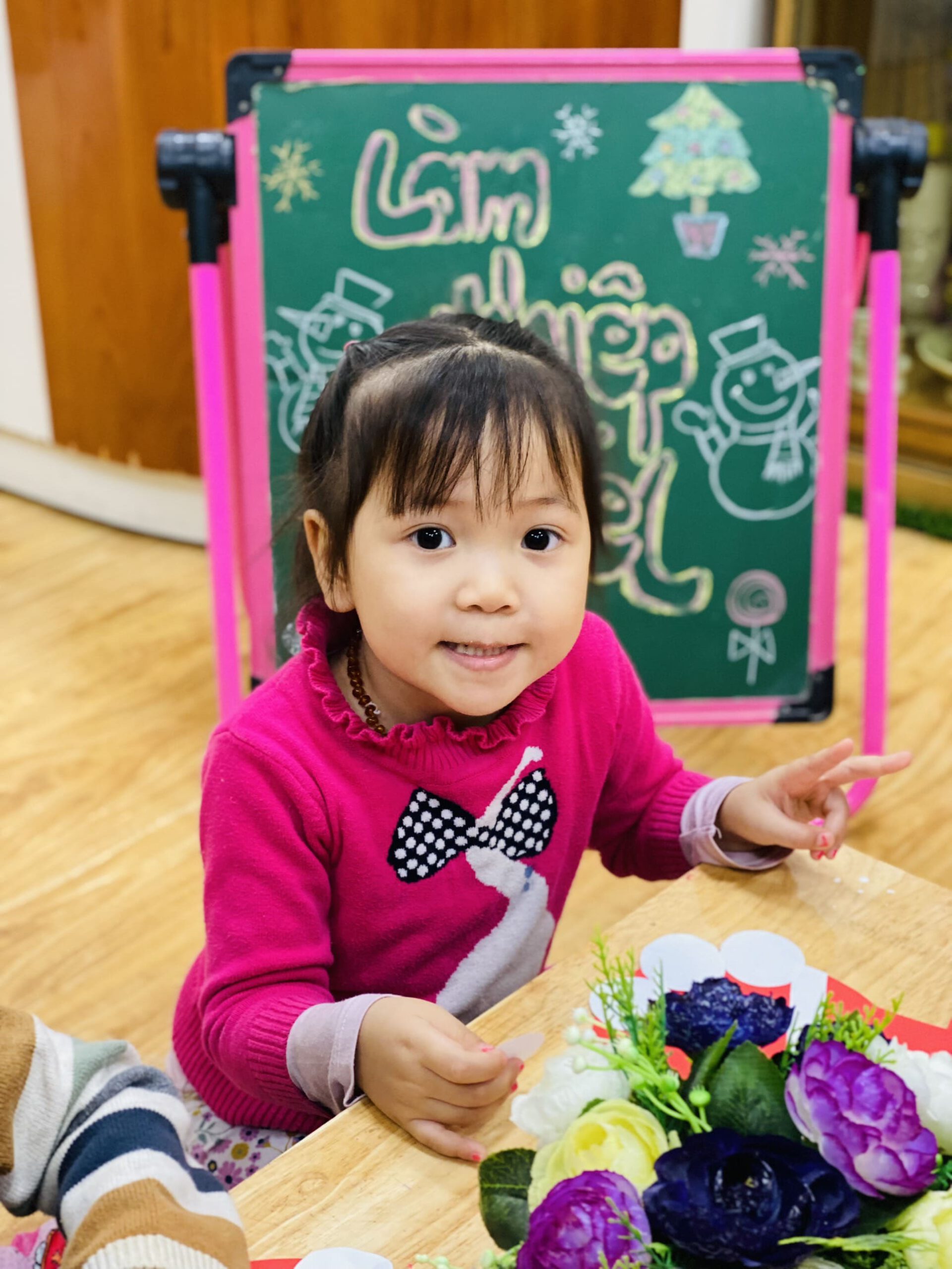 HOẠT ĐỘNG TẠO HÌNH: LÀM THIỆP NOEL - TRƯỜNG MẦM NON VOI CON