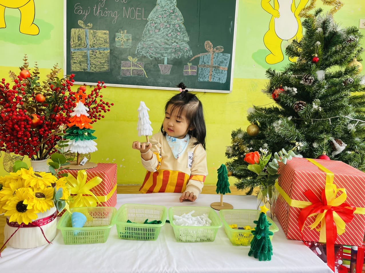 TẠO HÌNH TRANG TRÍ CÂY THÔNG NOEL - TRƯỜNG MẦM NON VOI CON