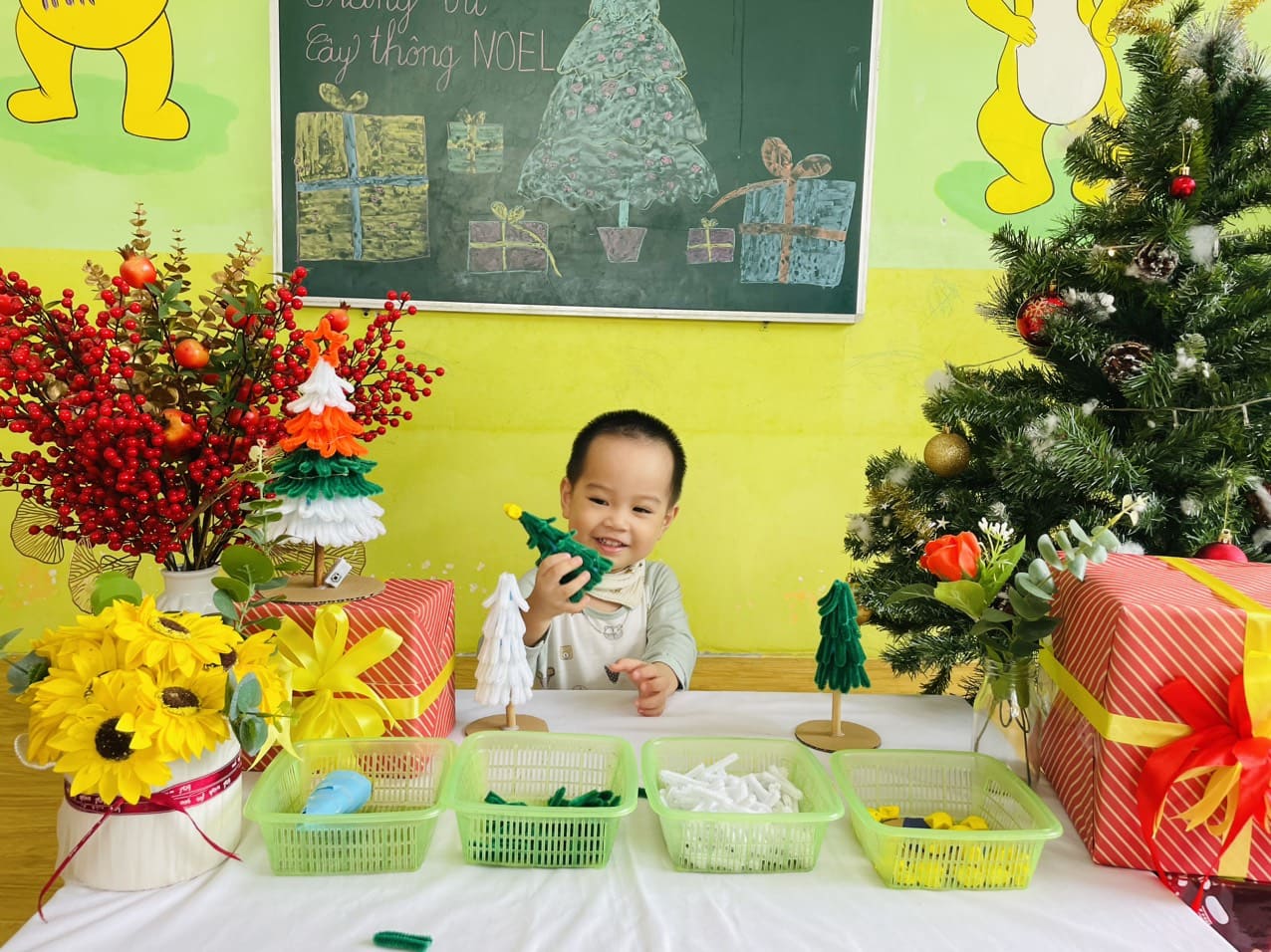 TẠO HÌNH TRANG TRÍ CÂY THÔNG NOEL - TRƯỜNG MẦM NON VOI CON