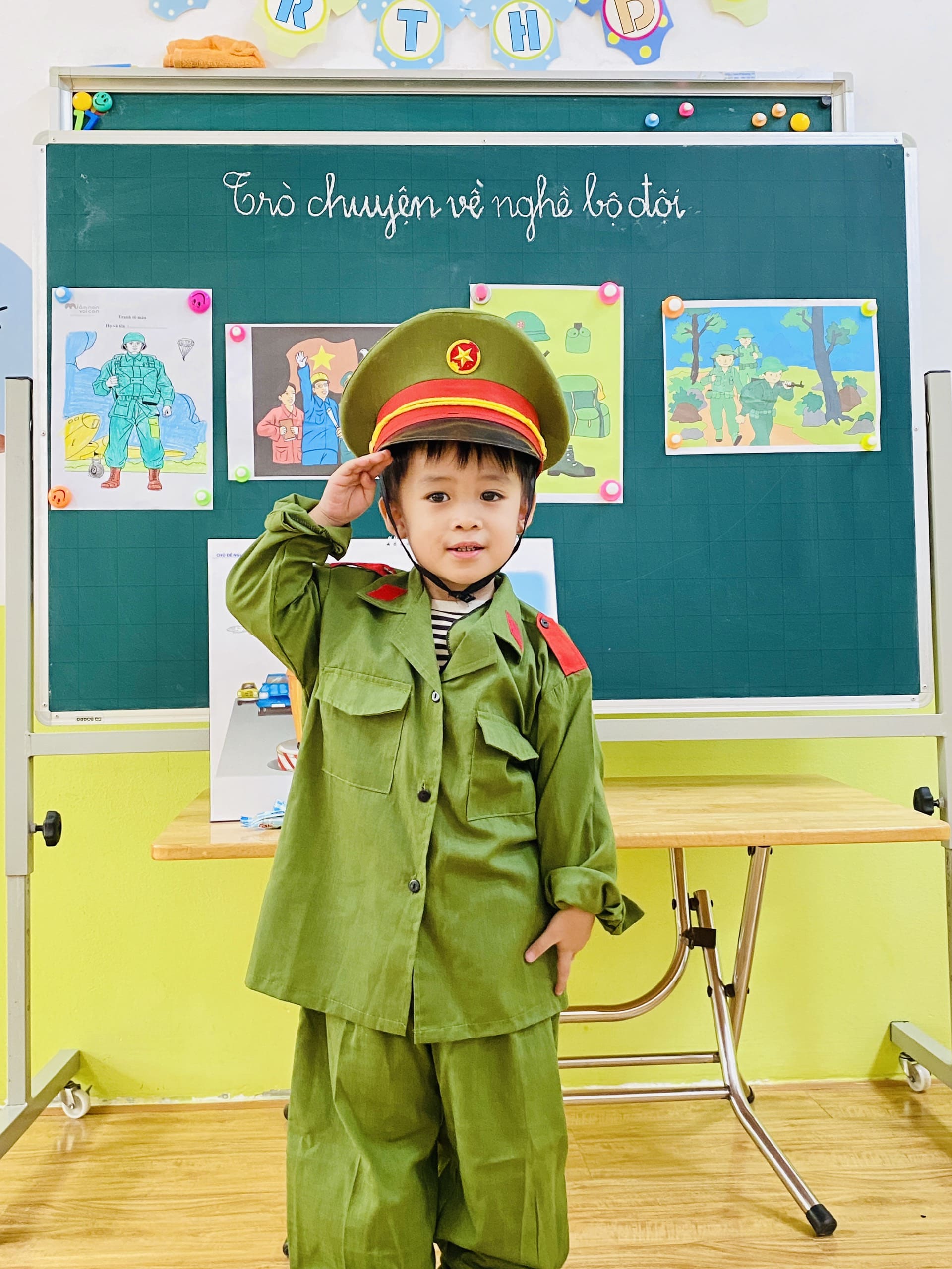 TRÒ CHUYỆN VỀ NGHỀ BỘ ĐỘI - TRƯỜNG MẦM NON VOI CON