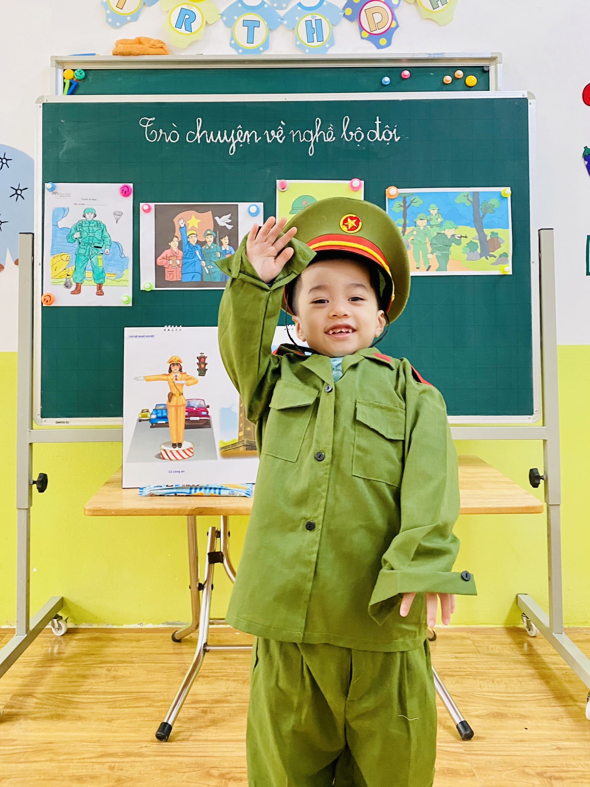 TRÒ CHUYỆN VỀ NGHỀ BỘ ĐỘI - TRƯỜNG MẦM NON VOI CON