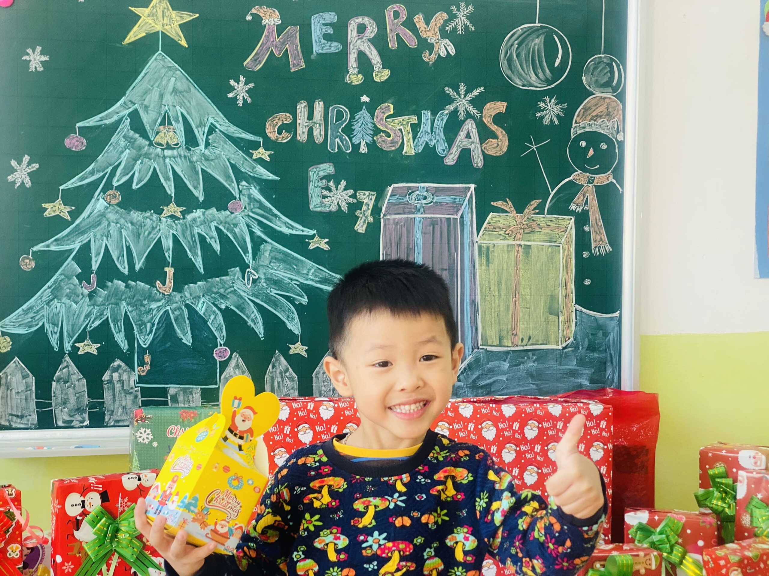 ÔNG GIÀ NOEL TẶNG QUÀ CHO CÁC BẠN NHỎ VOI CON - TRƯỜNG MẦM NON VOI CON