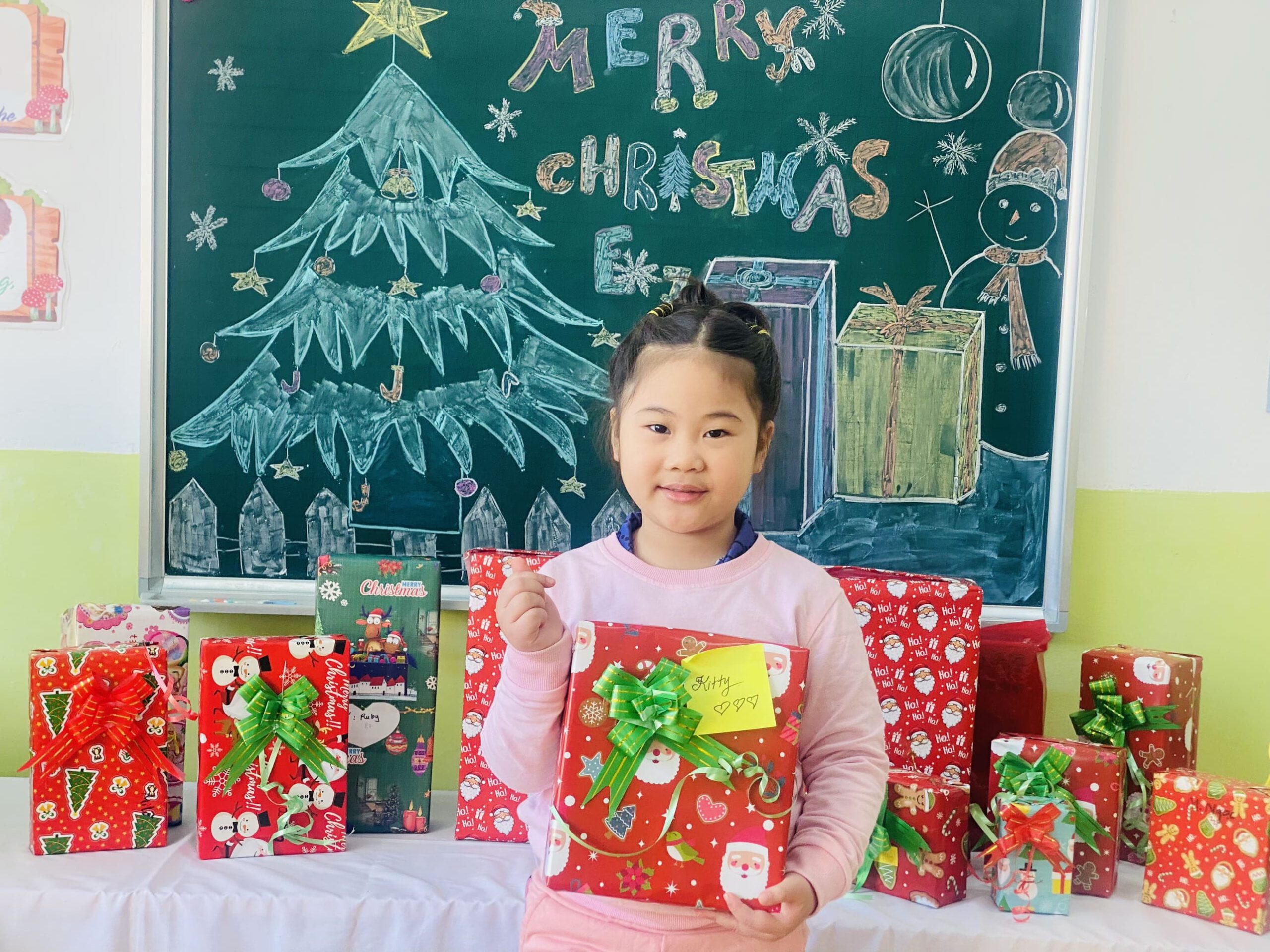 ÔNG GIÀ NOEL TẶNG QUÀ CHO CÁC BẠN NHỎ VOI CON - TRƯỜNG MẦM NON VOI CON