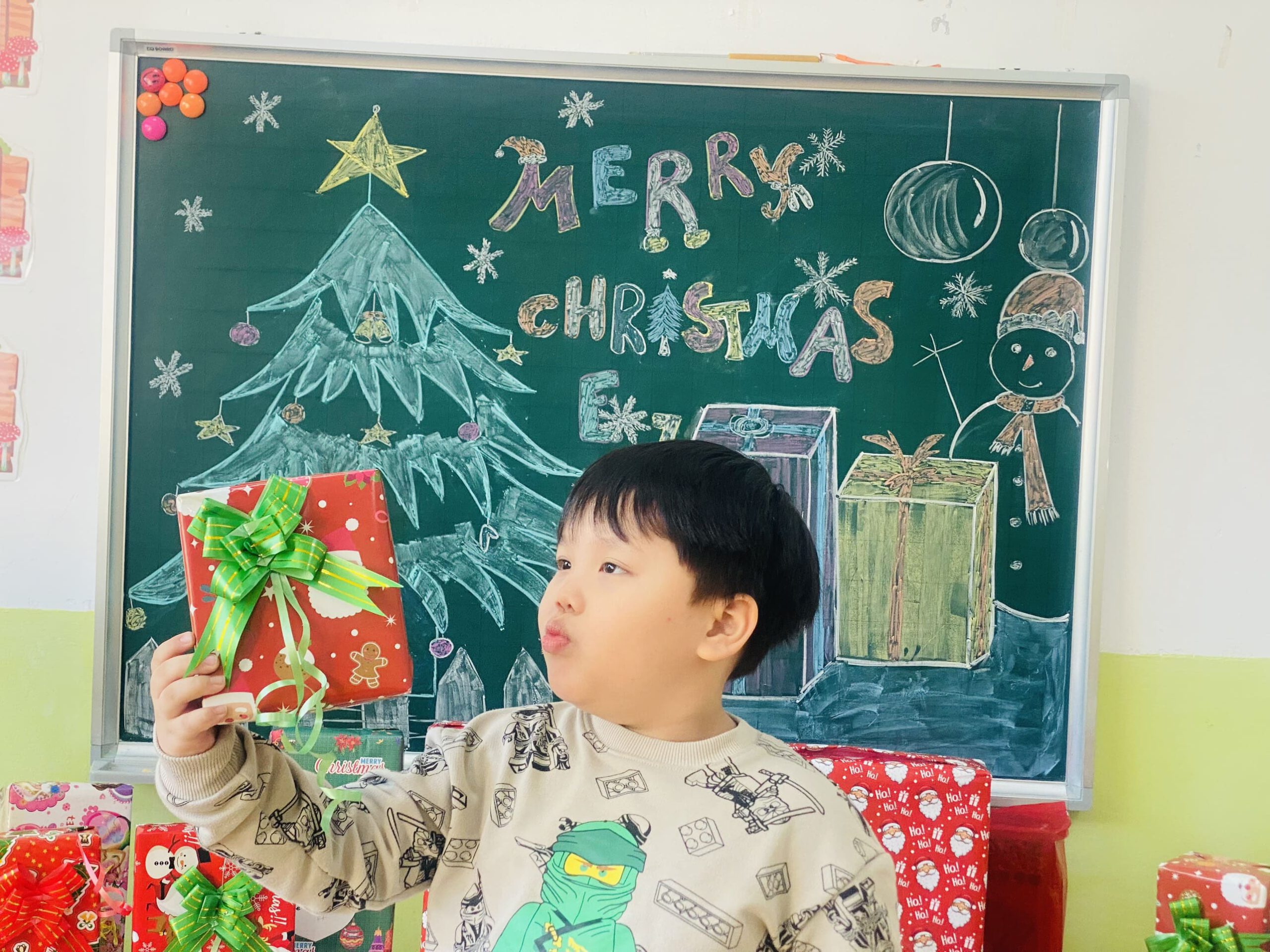 ÔNG GIÀ NOEL TẶNG QUÀ CHO CÁC BẠN NHỎ VOI CON - TRƯỜNG MẦM NON VOI CON