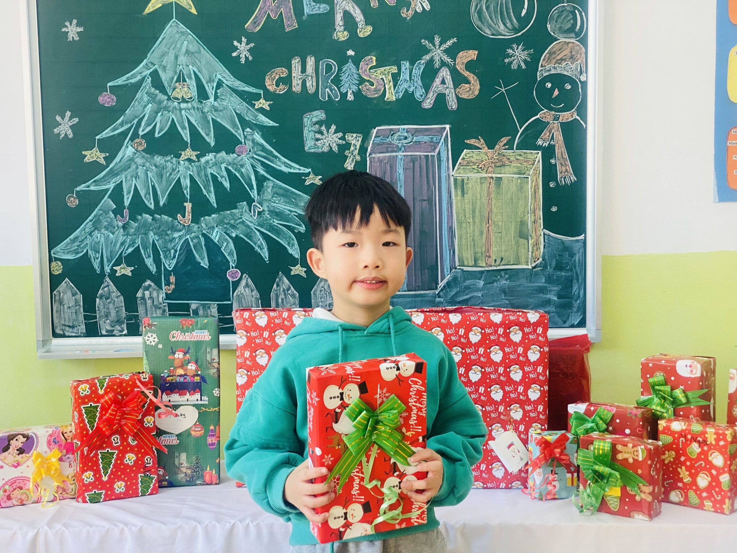 ÔNG GIÀ NOEL TẶNG QUÀ CHO CÁC BẠN NHỎ VOI CON - TRƯỜNG MẦM NON VOI CON