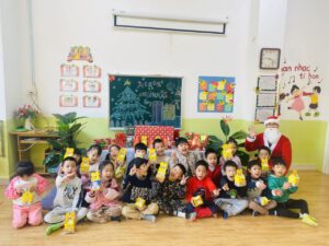 ÔNG GIÀ NOEL TẶNG QUÀ CHO CÁC BẠN NHỎ VOI CON - TRƯỜNG MẦM NON VOI CON