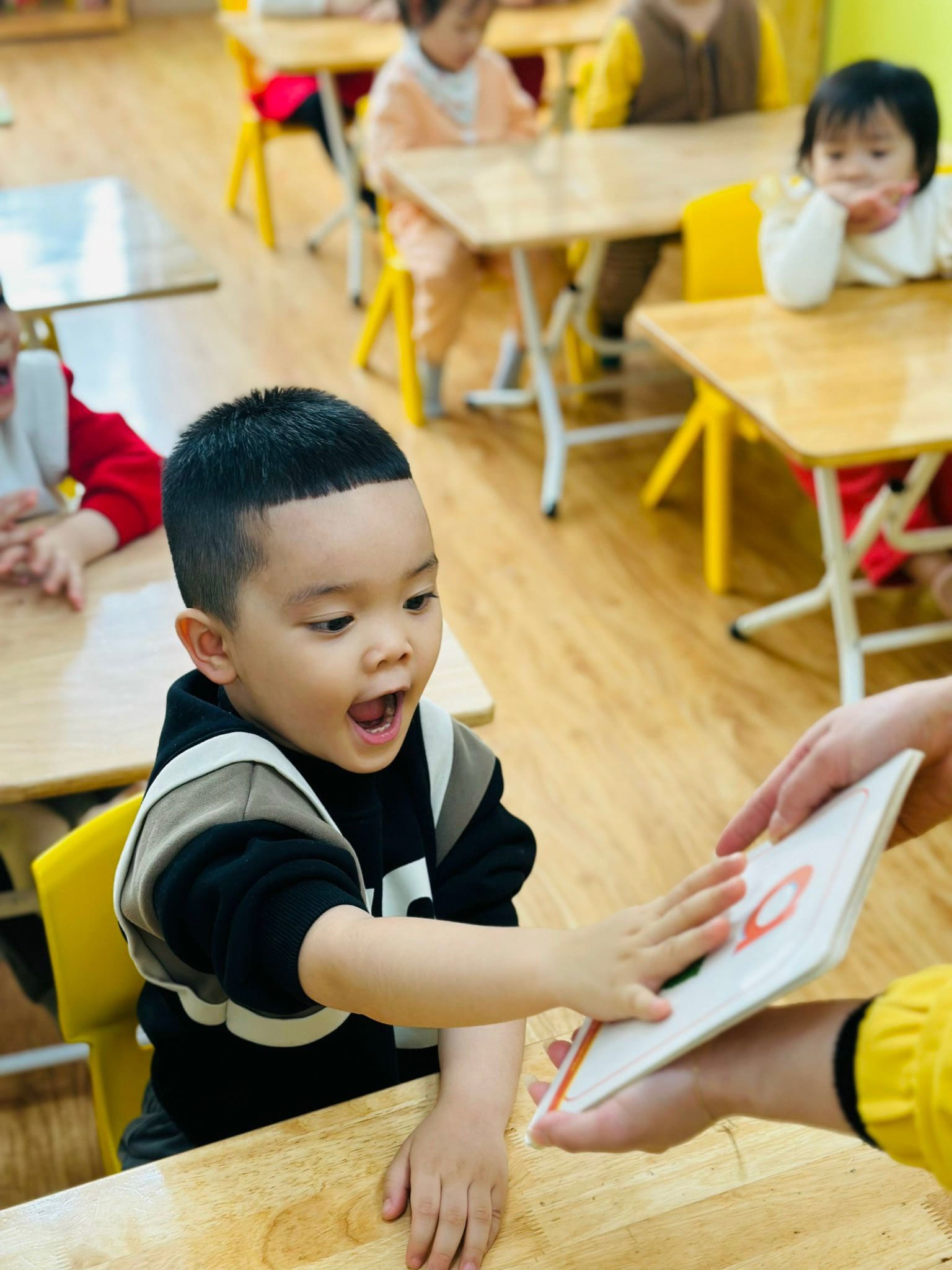 ÔN TẬP VÀ LÀM QUEN CHỮ CÁI - TRƯỜNG MẦM NON VOI CON