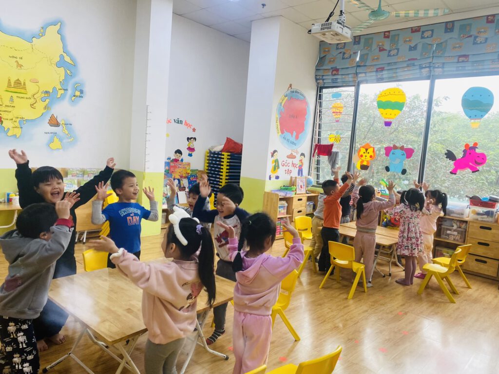 TẠO HÌNH CẮT DÁN PHƯƠNG TIỆN GIAO THÔNG - TRƯỜNG MẦM NON VOI CON