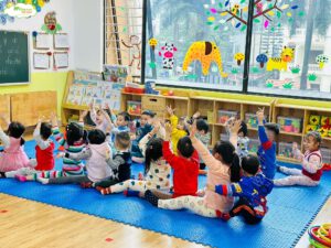 VẬN ĐỘNG: BÒ CHUI QUA CỔNG - CHƠI CHUYỀN VÒNG - TRƯỜNG MẦM NON VOI CON