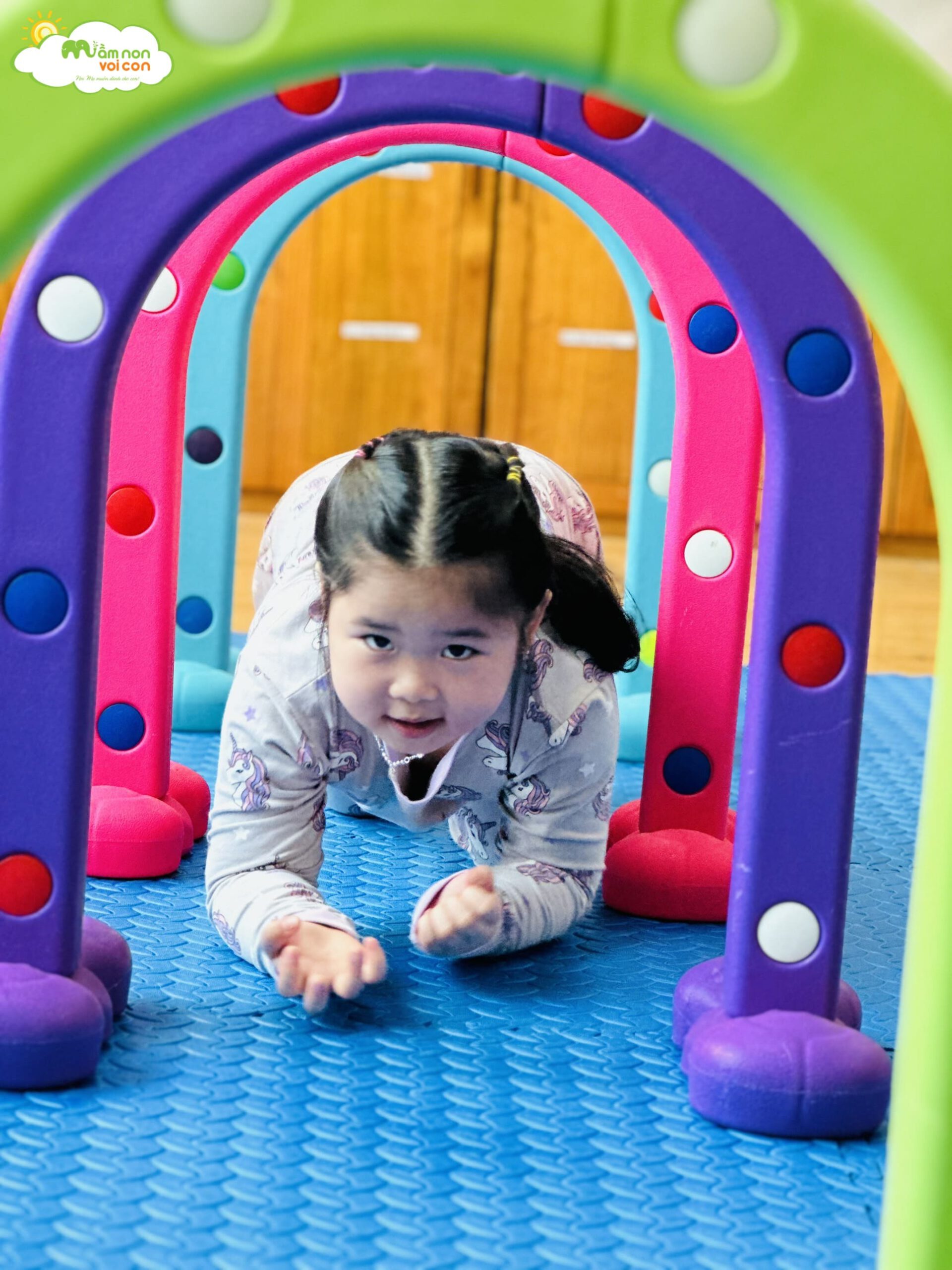 VẬN ĐỘNG: BÒ CHUI QUA CỔNG - CHƠI CHUYỀN VÒNG - TRƯỜNG MẦM NON VOI CON