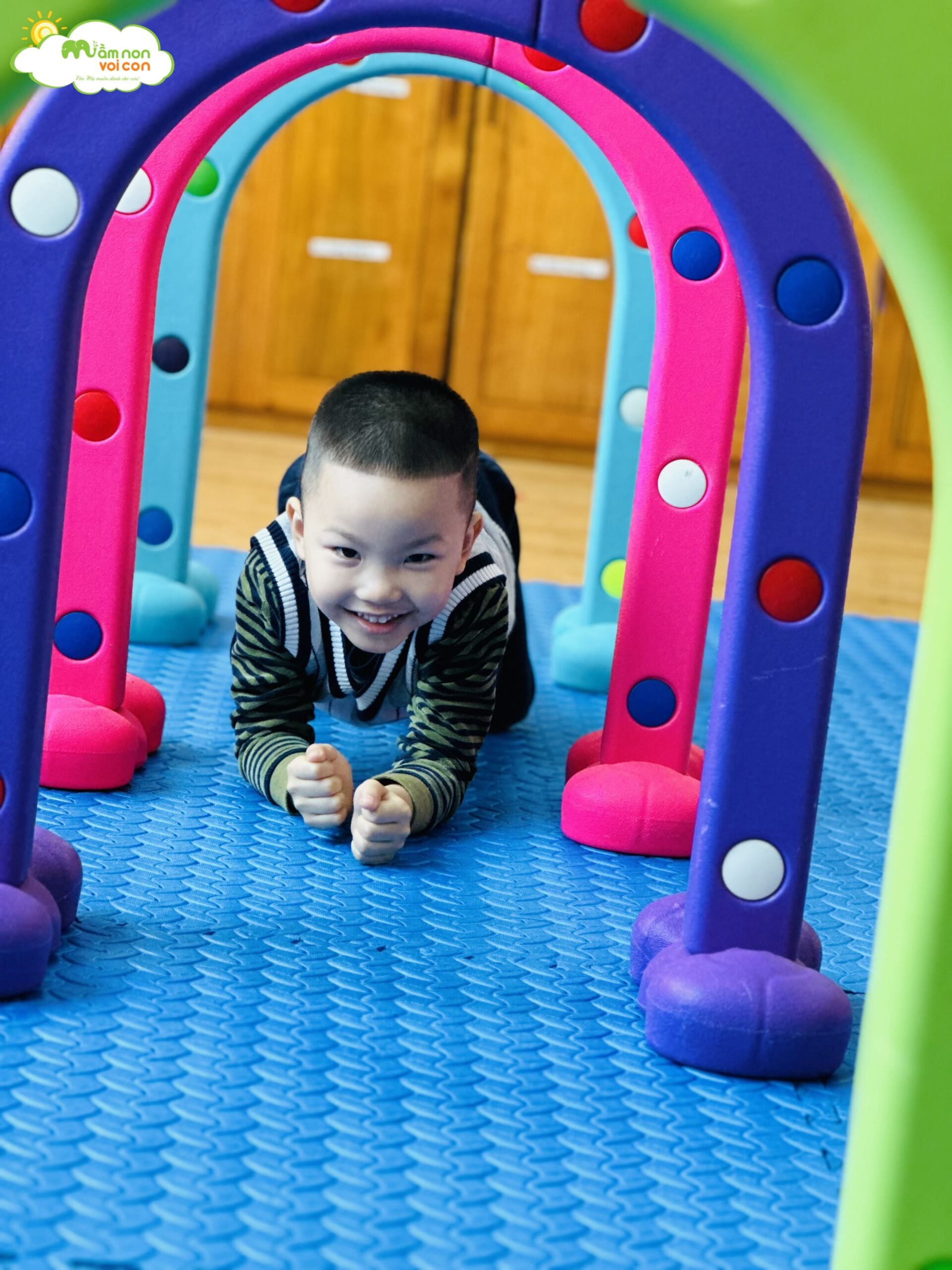 VẬN ĐỘNG: BÒ CHUI QUA CỔNG - CHƠI CHUYỀN VÒNG - TRƯỜNG MẦM NON VOI CON