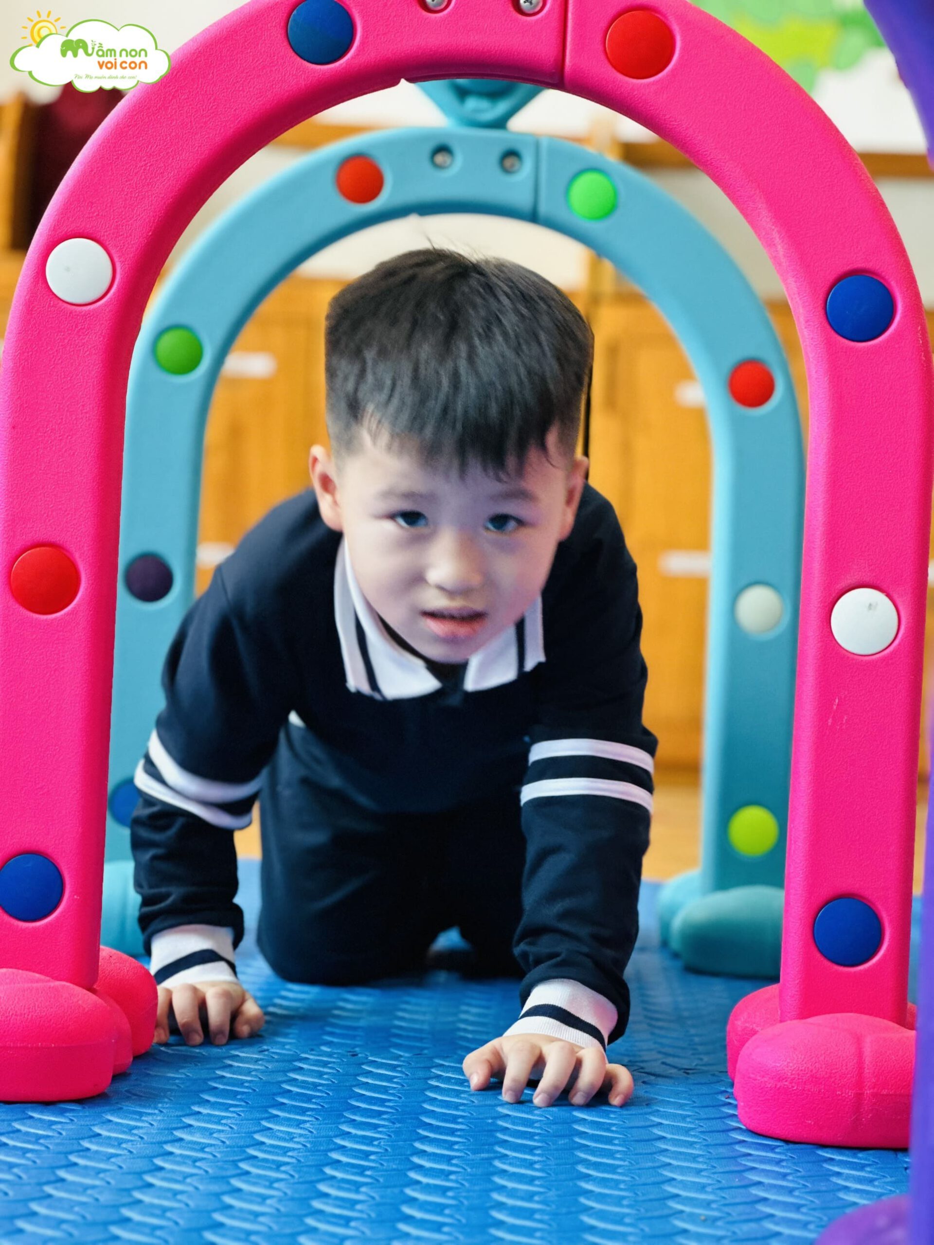 VẬN ĐỘNG: BÒ CHUI QUA CỔNG - CHƠI CHUYỀN VÒNG - TRƯỜNG MẦM NON VOI CON