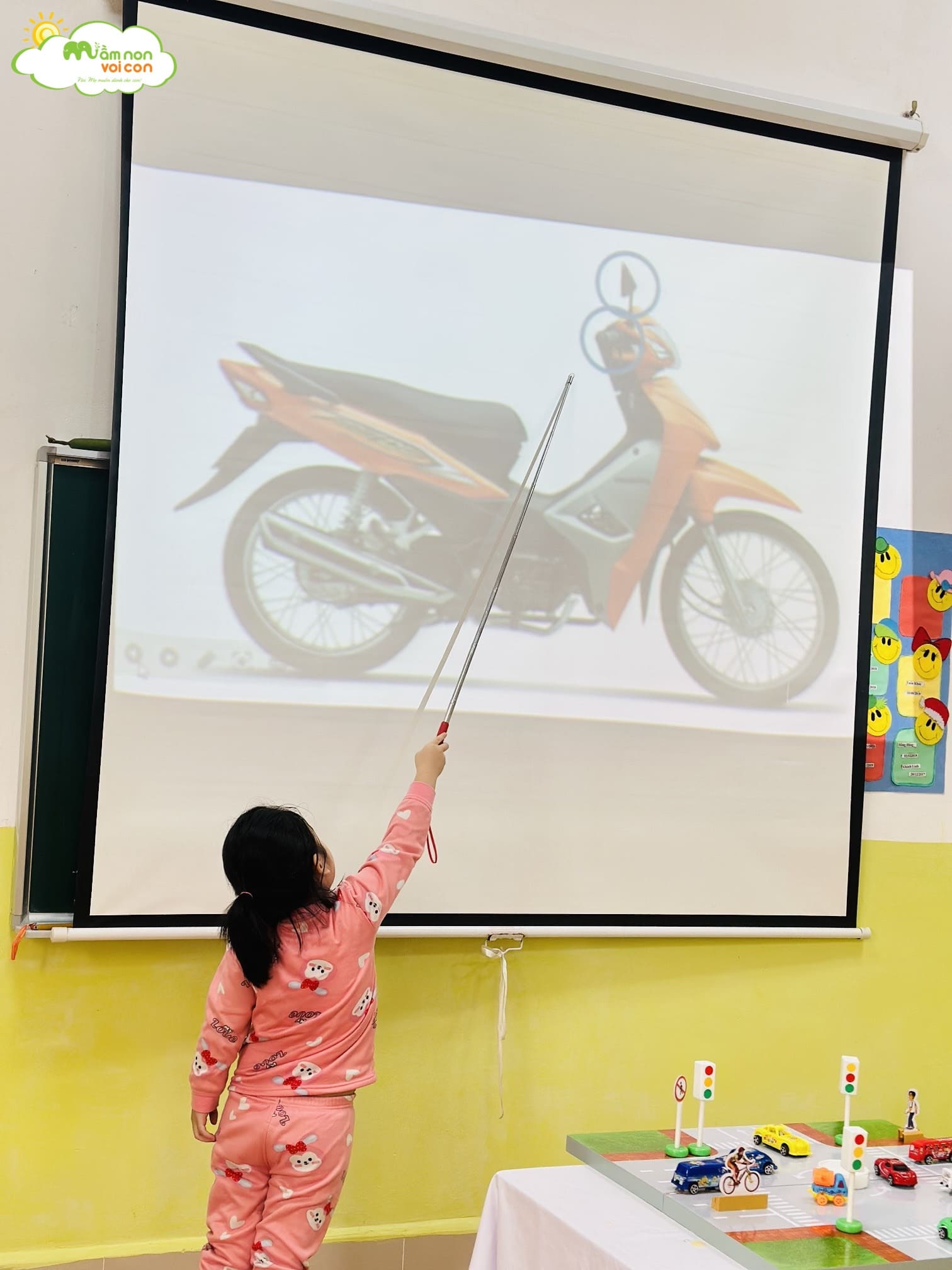 KHÁM PHÁ KHOA HỌC: PHƯƠNG TIỆN GIAO THÔNG - TRƯỜNG MẦM NON VOI CON