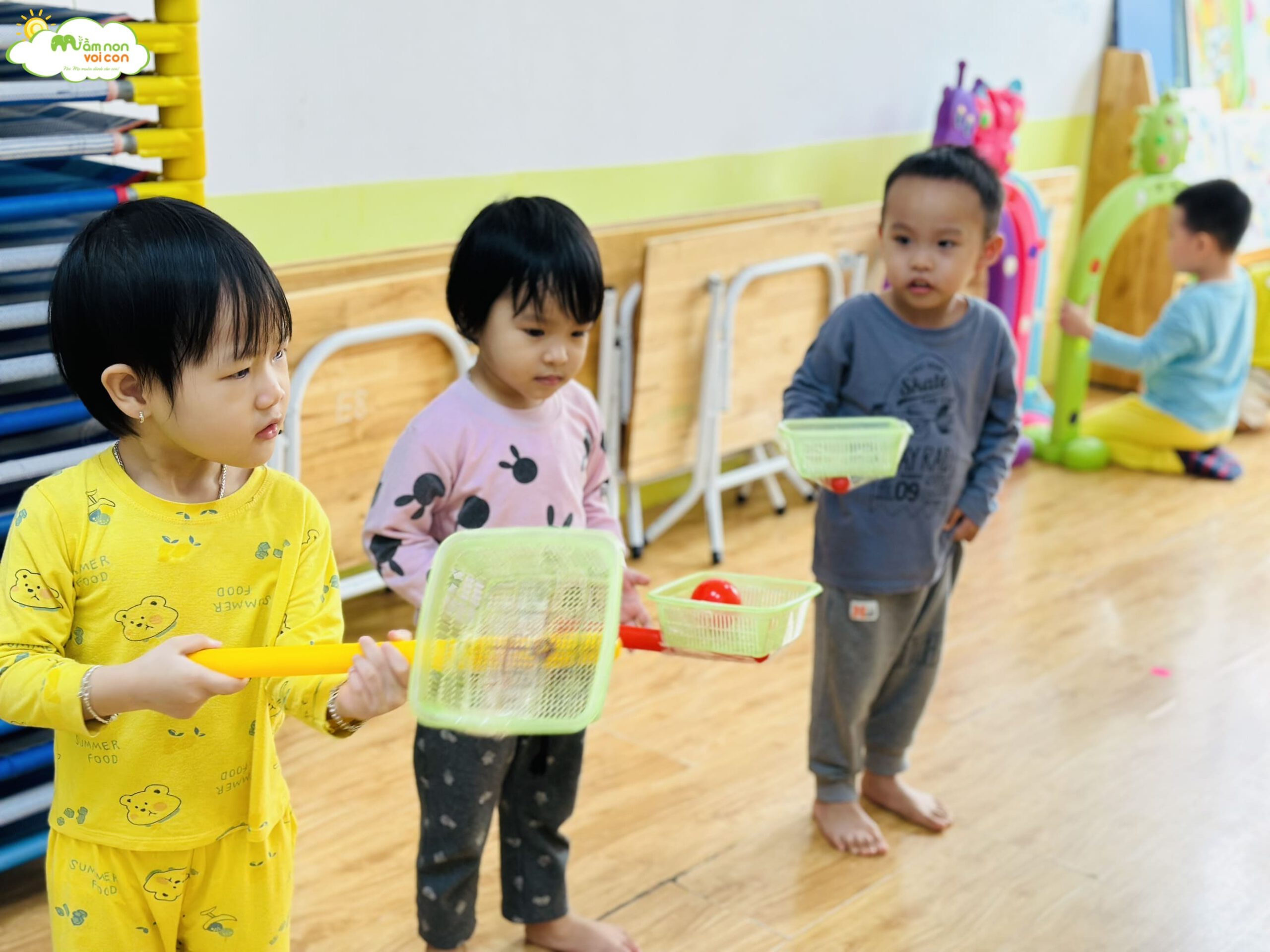 VẬN ĐỘNG: CHUYỀN BÓNG BẰNG RỔ, BÒ THẤP QUA CỔNG VẬN ĐỘNG: CHUYỀN BÓNG BẰNG RỔ, BÒ THẤP QUA CỔNG - TRƯỜNG MẦM NON VOI CON