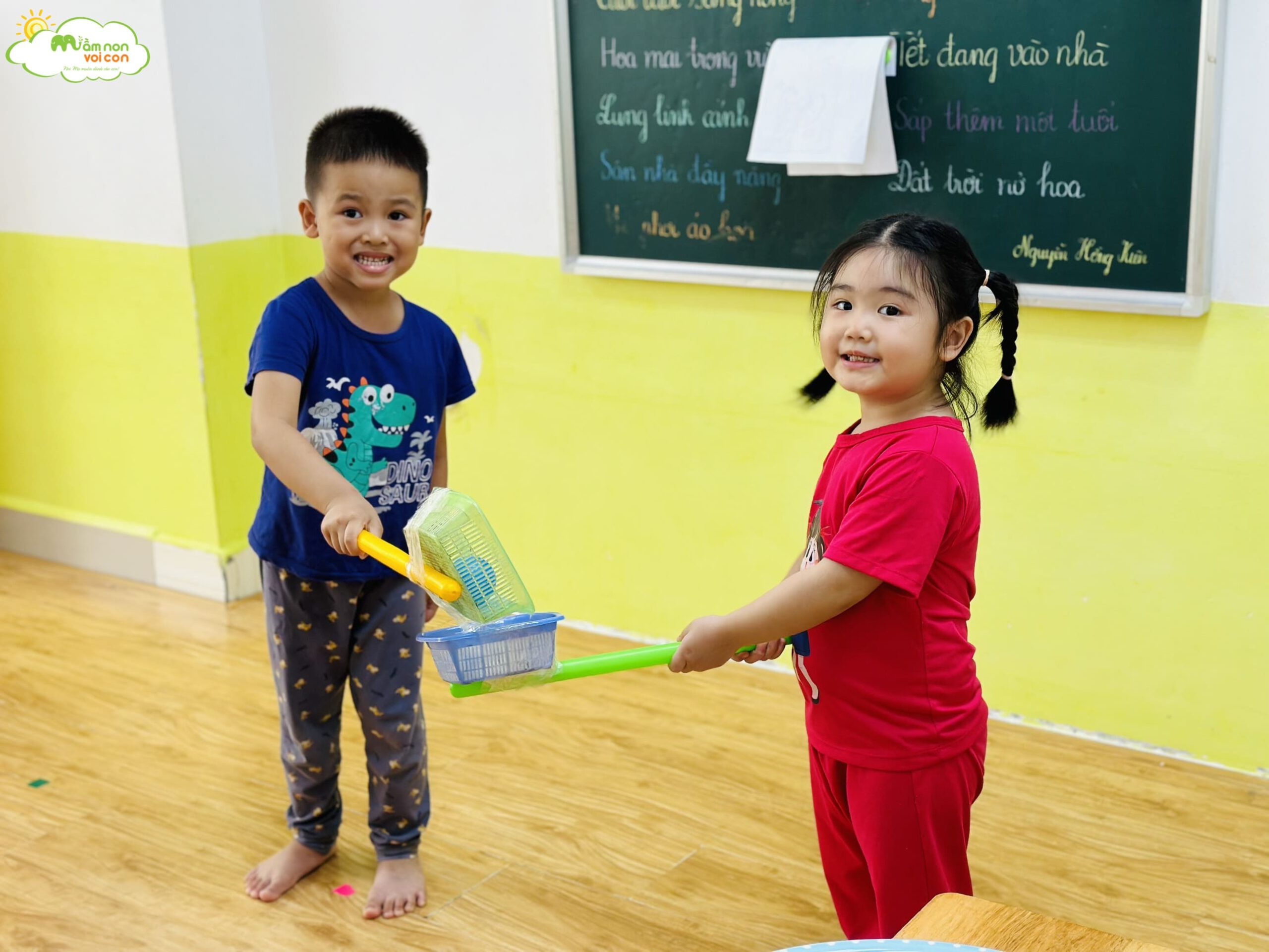 VẬN ĐỘNG: CHUYỀN BÓNG BẰNG RỔ, BÒ THẤP QUA CỔNG VẬN ĐỘNG: CHUYỀN BÓNG BẰNG RỔ, BÒ THẤP QUA CỔNG - TRƯỜNG MẦM NON VOI CON