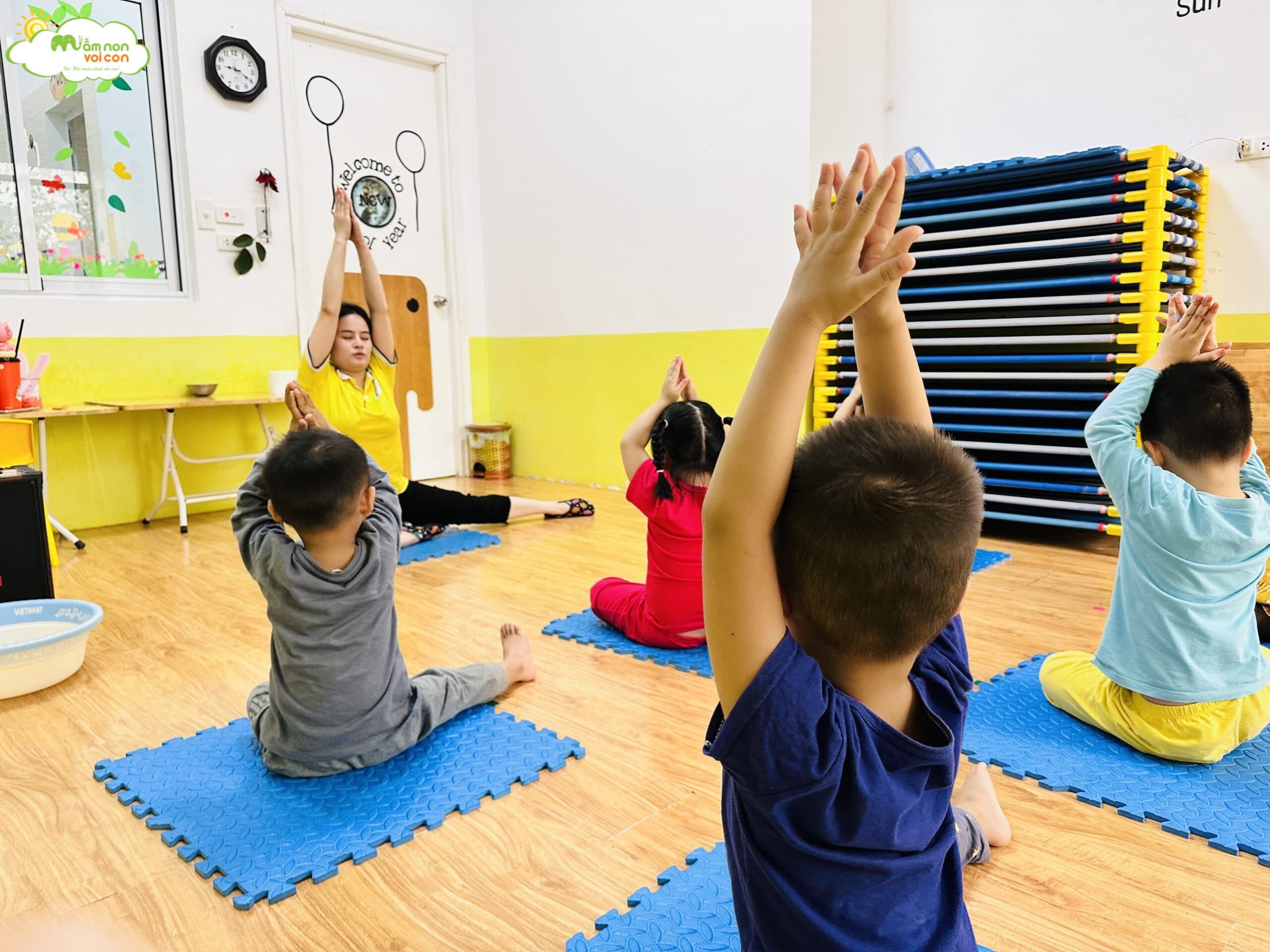 VẬN ĐỘNG: CHUYỀN BÓNG BẰNG RỔ, BÒ THẤP QUA CỔNG VẬN ĐỘNG: CHUYỀN BÓNG BẰNG RỔ, BÒ THẤP QUA CỔNG - TRƯỜNG MẦM NON VOI CON