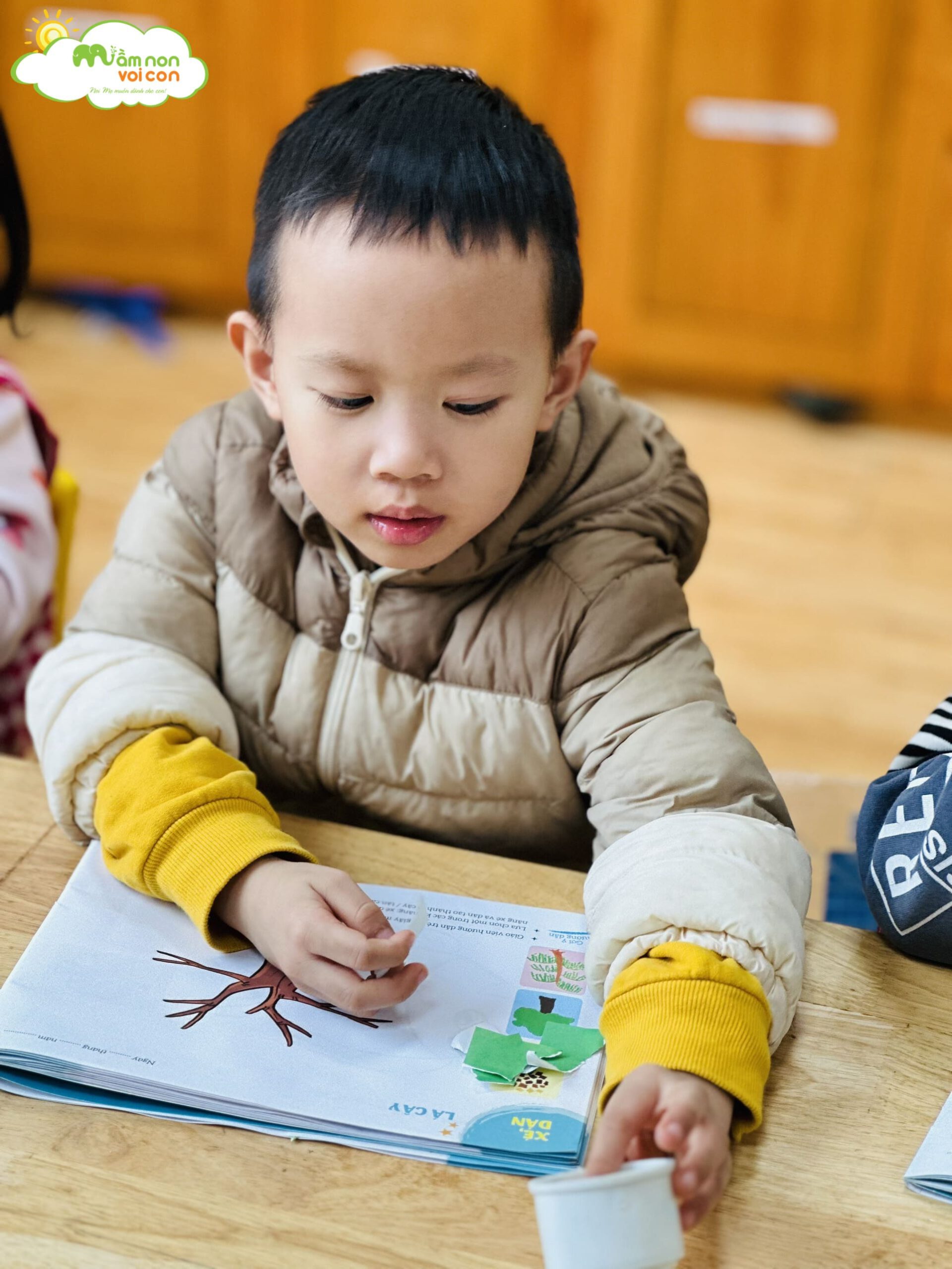 HOẠT ĐỘNG: XÉ DÁN LÁ CÂY LỚP E6 - TRƯỜNG MẦM NON VOI CON