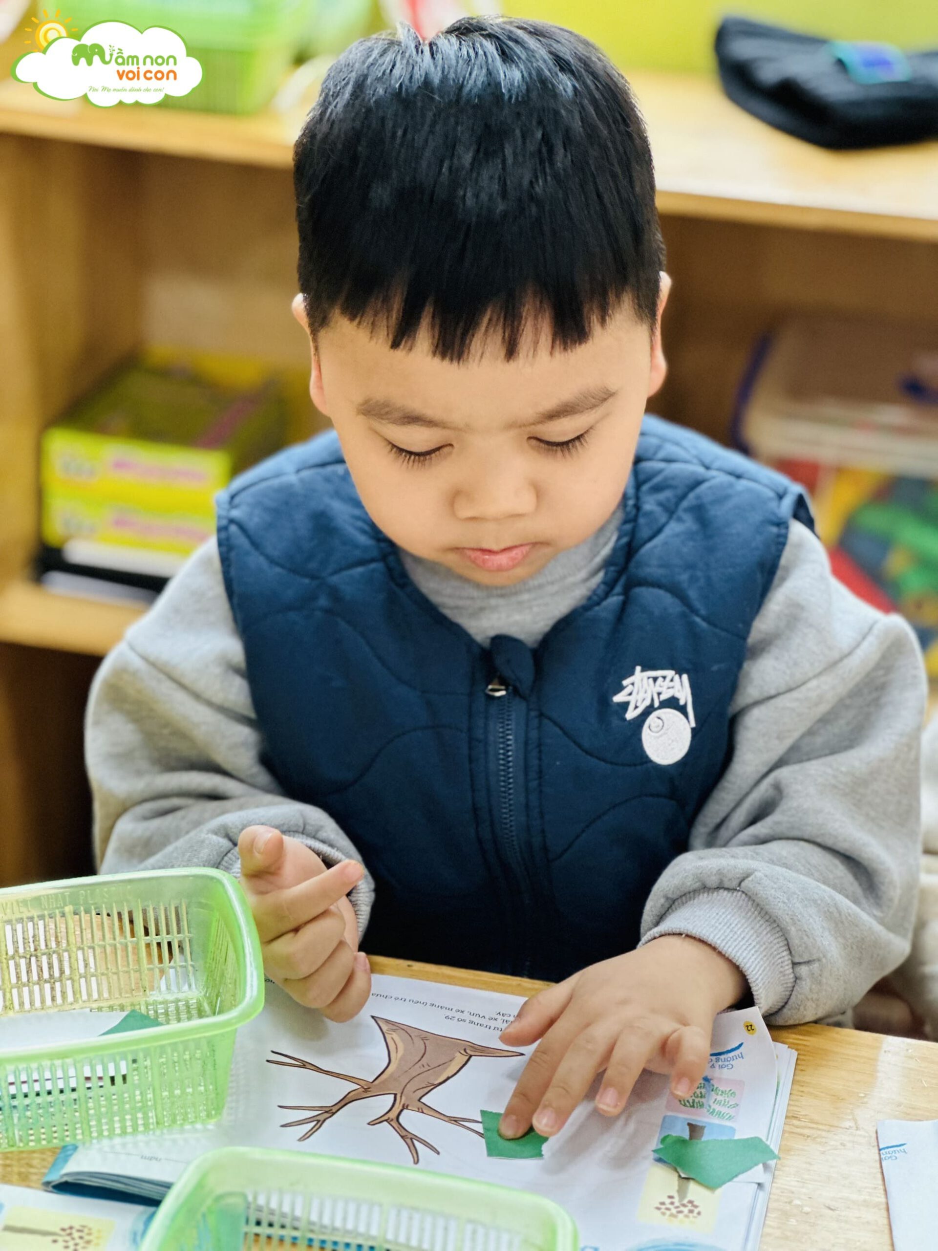 HOẠT ĐỘNG: XÉ DÁN LÁ CÂY LỚP E6 - TRƯỜNG MẦM NON VOI CON