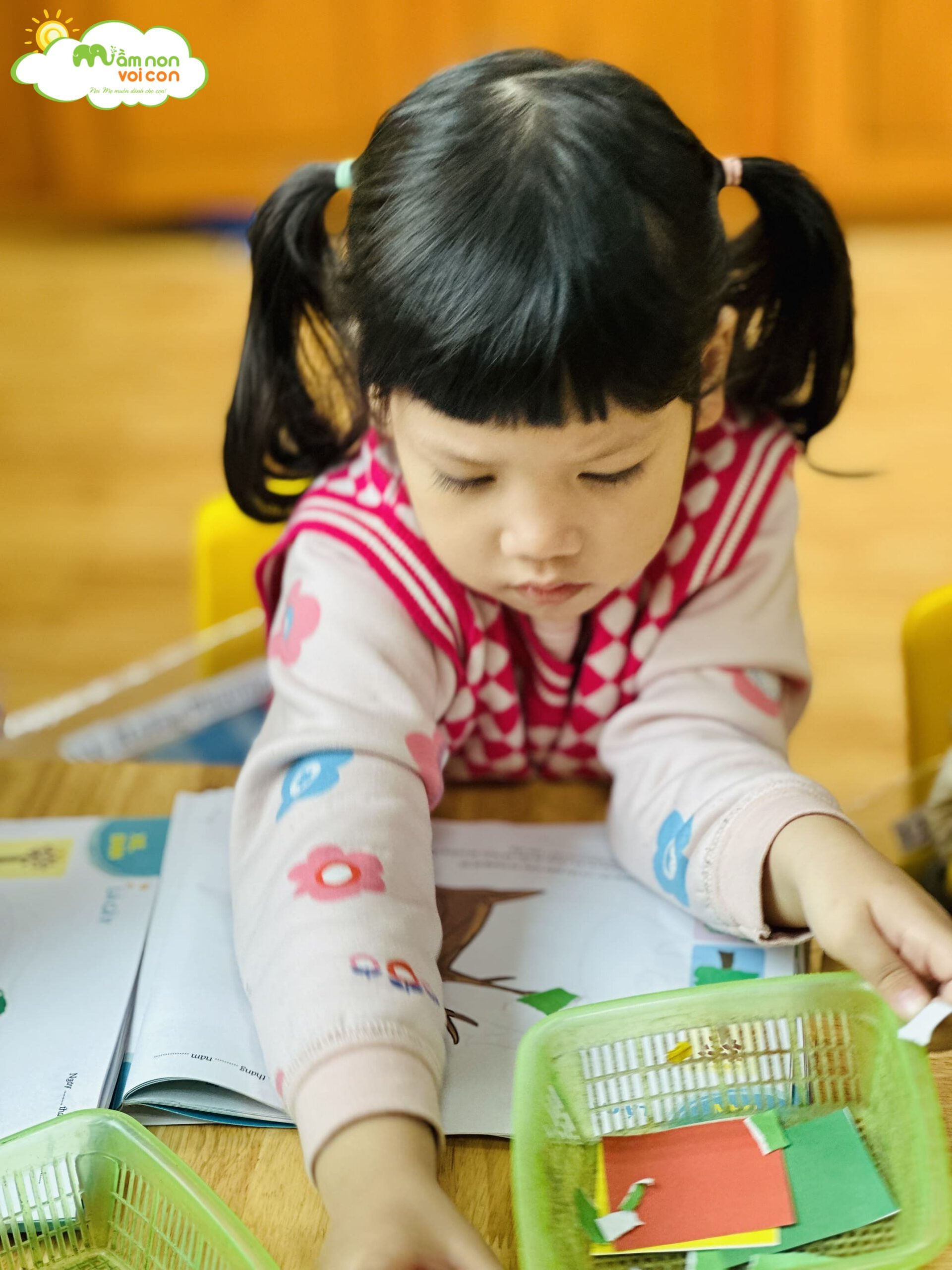 HOẠT ĐỘNG: XÉ DÁN LÁ CÂY LỚP E6 - TRƯỜNG MẦM NON VOI CON