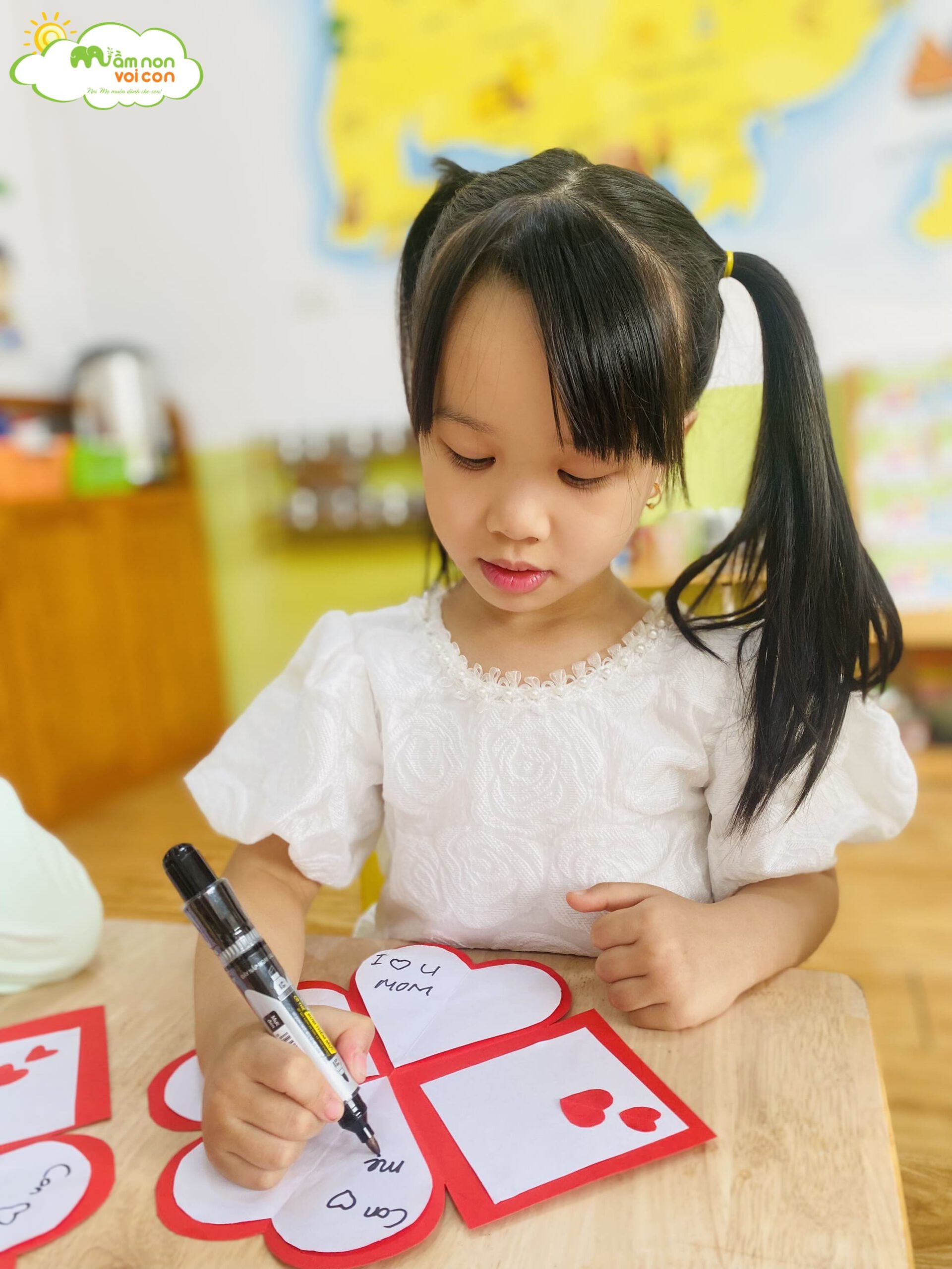 HAPPY WOMEN'S DAY HAPPY WOMEN'S DAY - TRƯỜNG MẦM NON VOI CON