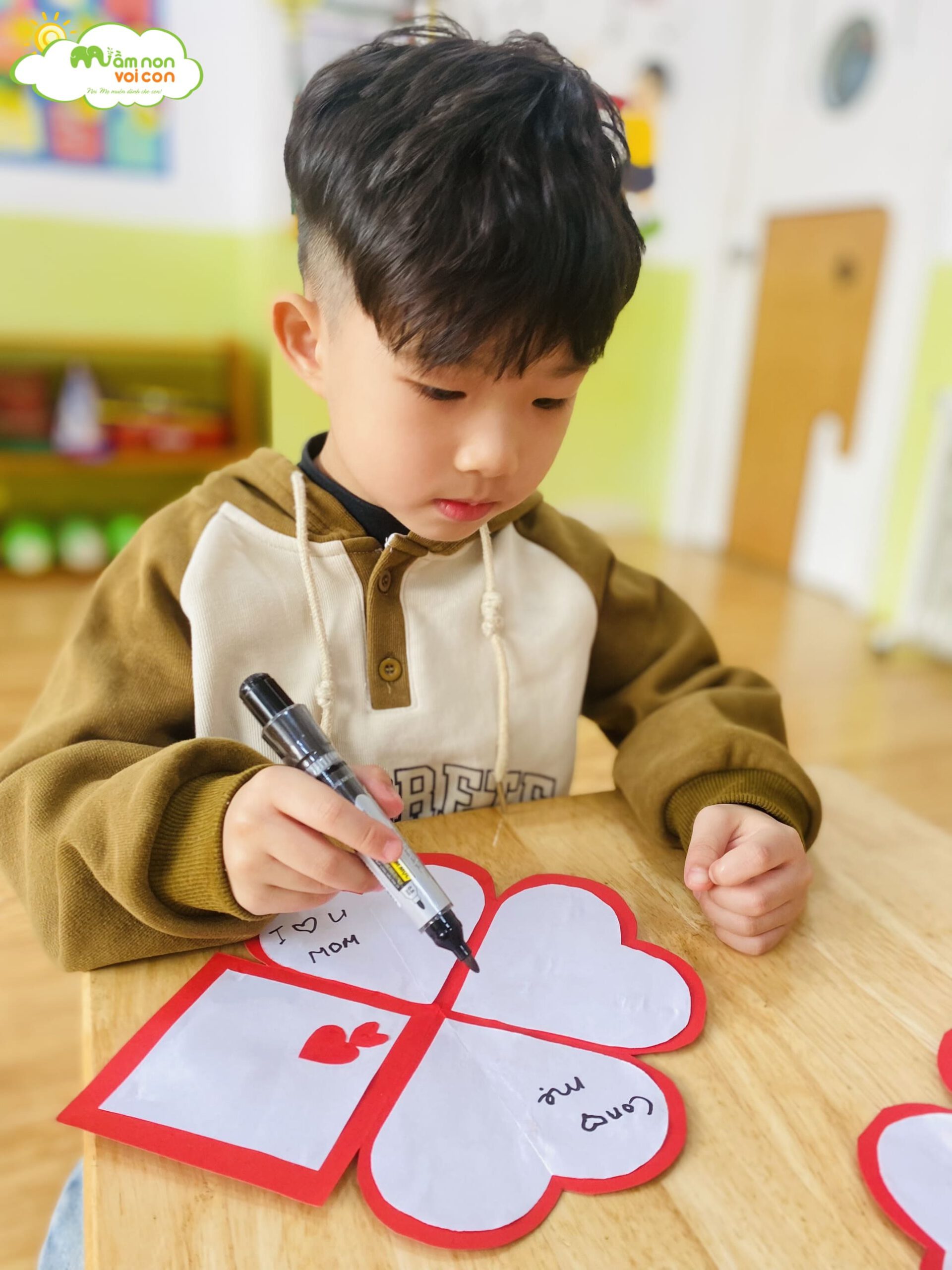 HAPPY WOMEN'S DAY HAPPY WOMEN'S DAY - TRƯỜNG MẦM NON VOI CON