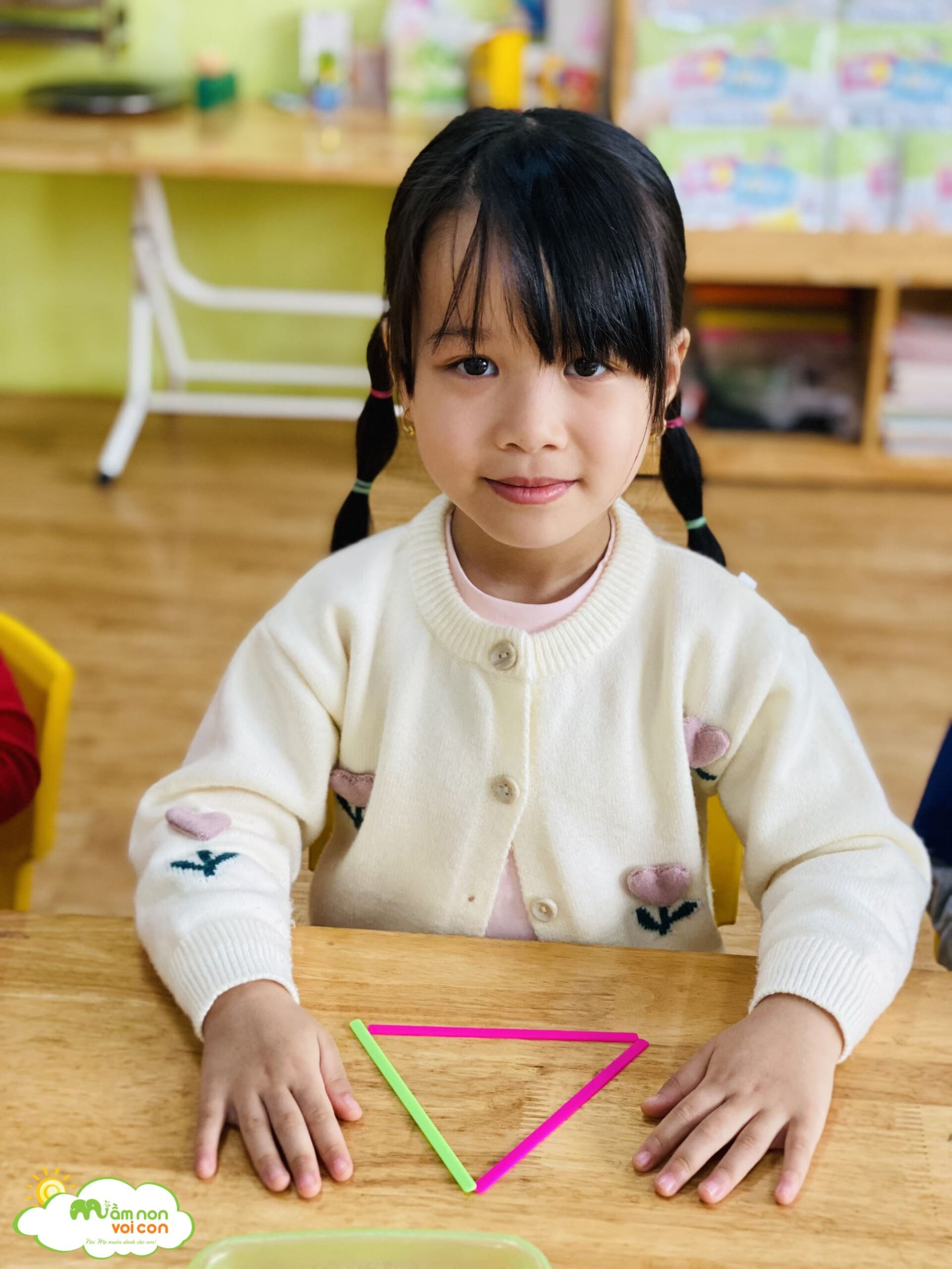 GIỜ TOÁN HỌC: SO SÁNH TÍNH CHẤT CÁC HÌNH - TRƯỜNG MẦM NON VOI CON