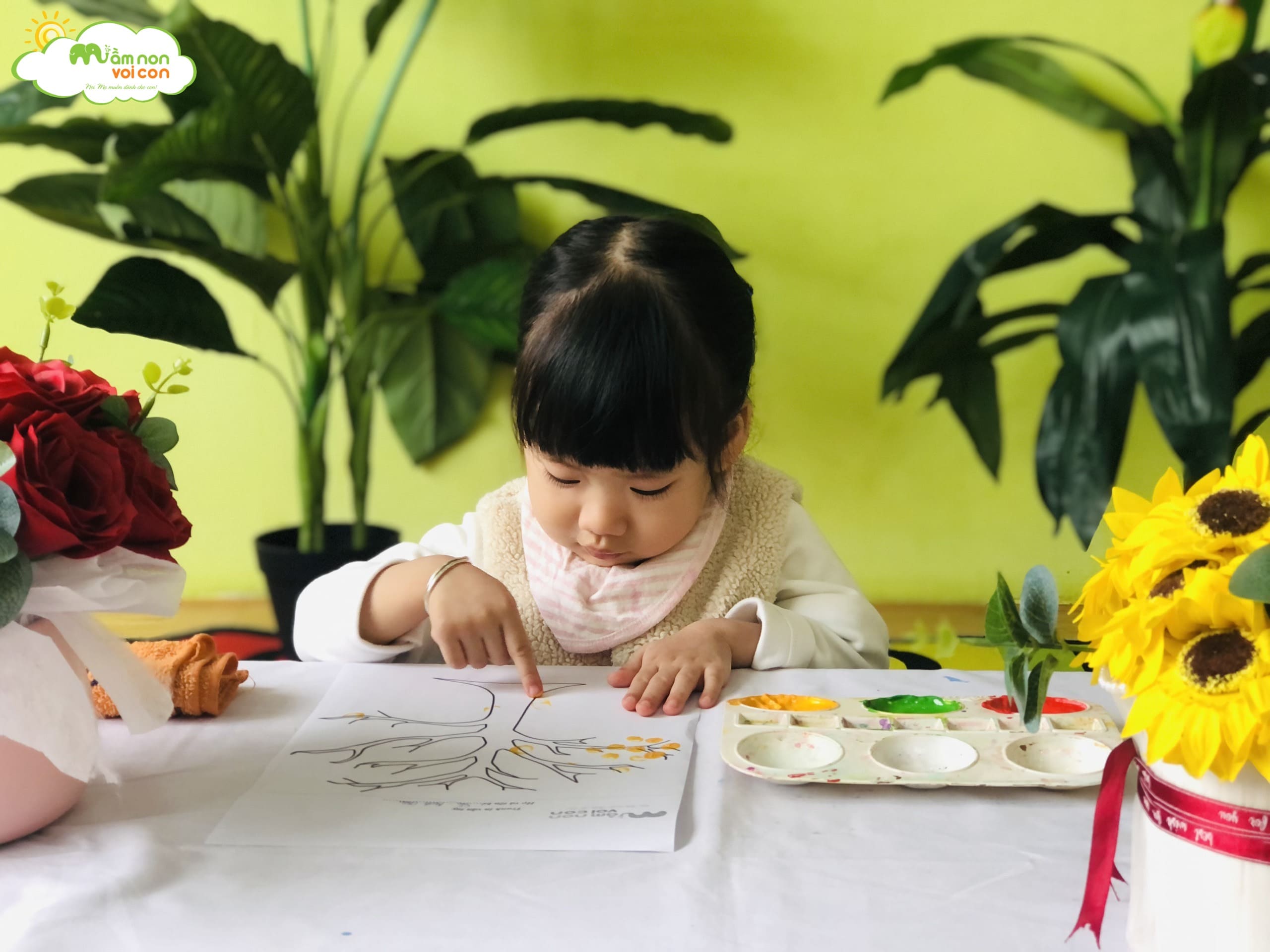 TẠO HÌNH: CHẤM MÀU THÀNH LÁ CÂY - TRƯỜNG MẦM NON VOI CON