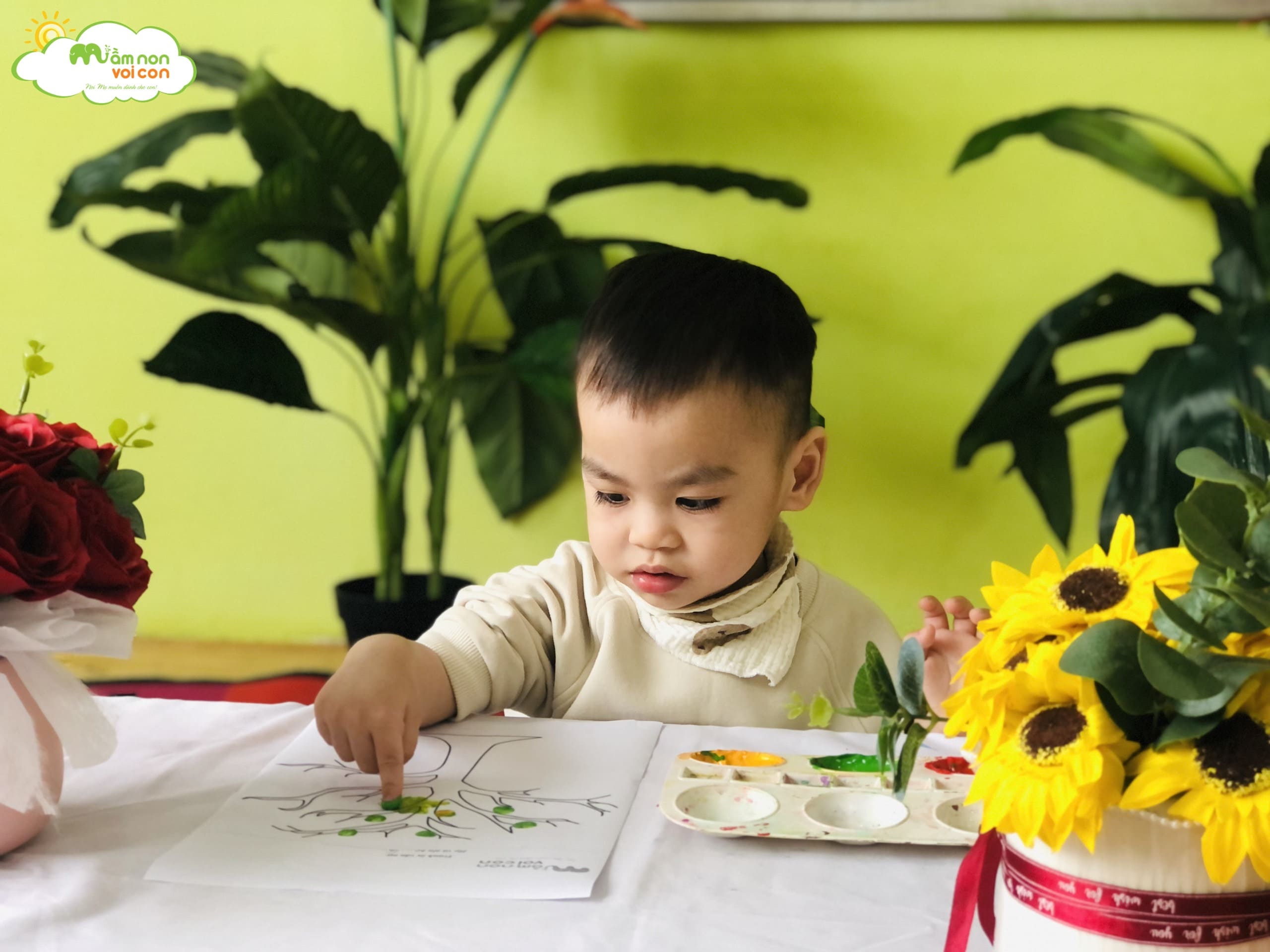 TẠO HÌNH: CHẤM MÀU THÀNH LÁ CÂY - TRƯỜNG MẦM NON VOI CON