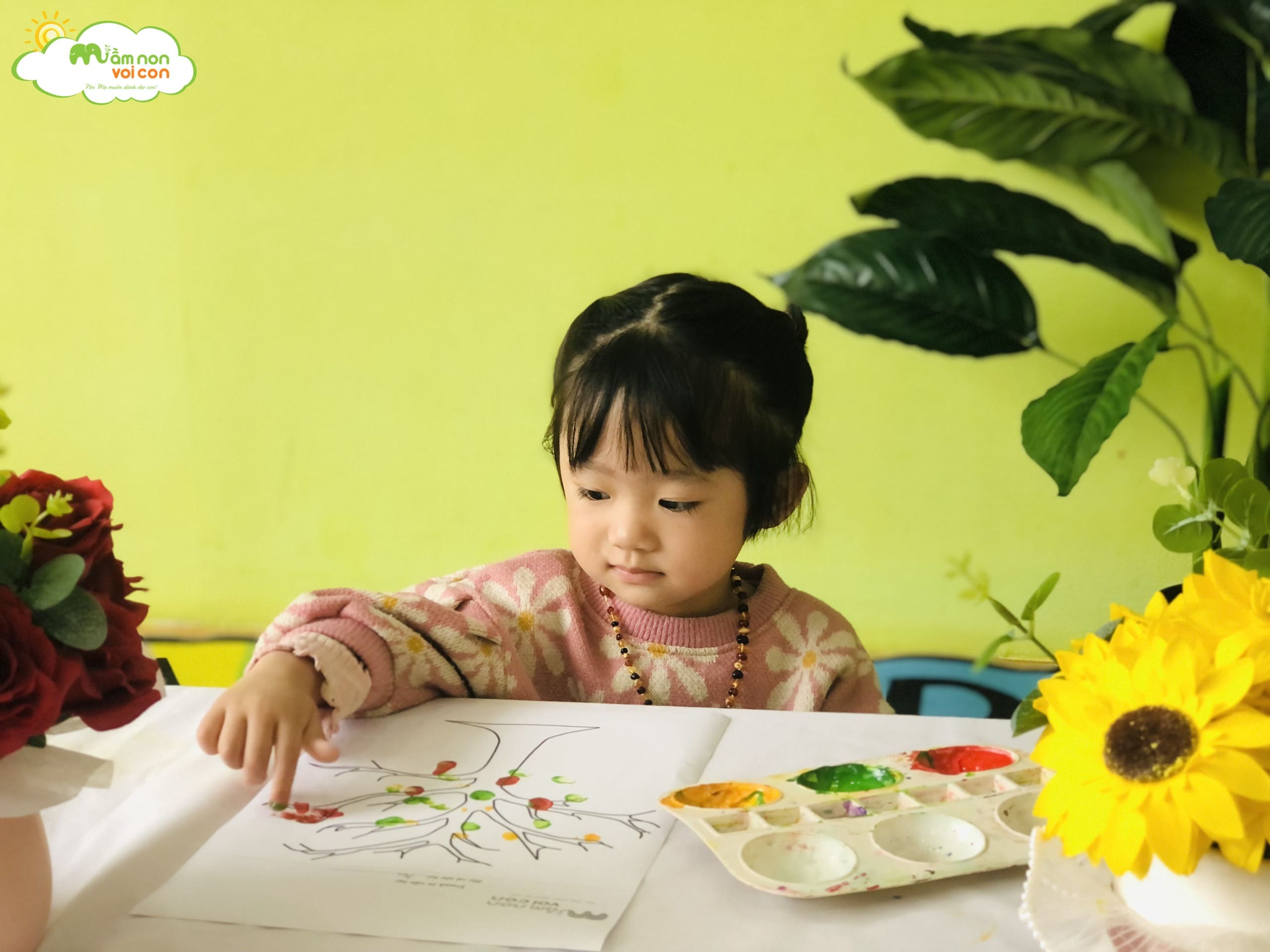 TẠO HÌNH: CHẤM MÀU THÀNH LÁ CÂY - TRƯỜNG MẦM NON VOI CON