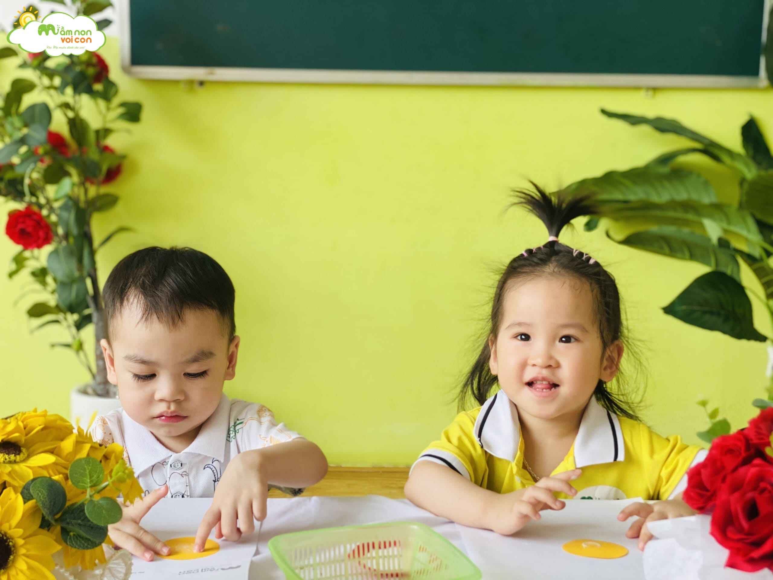 HOẠT ĐỘNG: CẮT DÁN GÀ CON - TRƯỜNG MẦM NON VOI CON